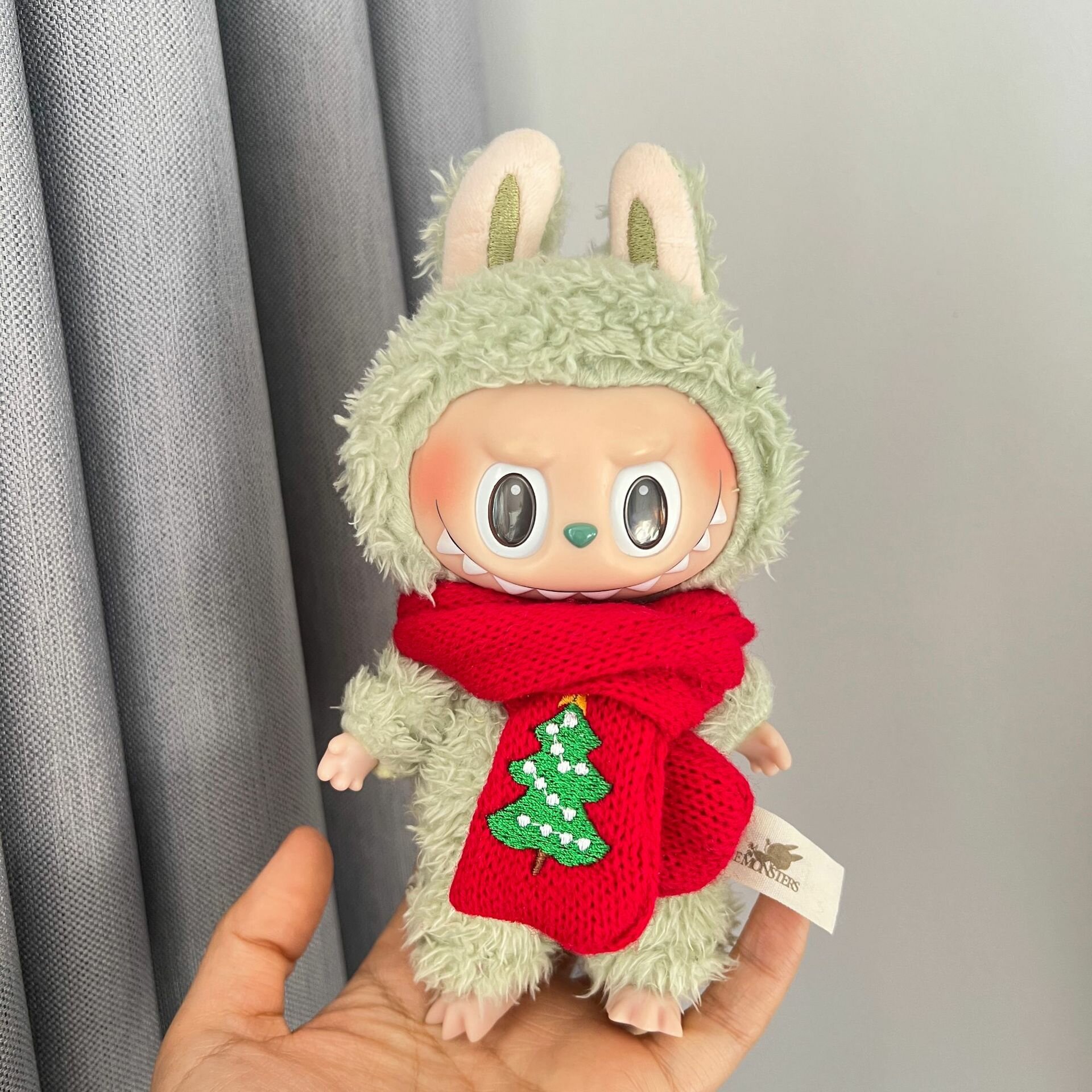 Шарф с рождественской елкой Labubu для мягких игрушек 1-3 поколений (без игрушки)