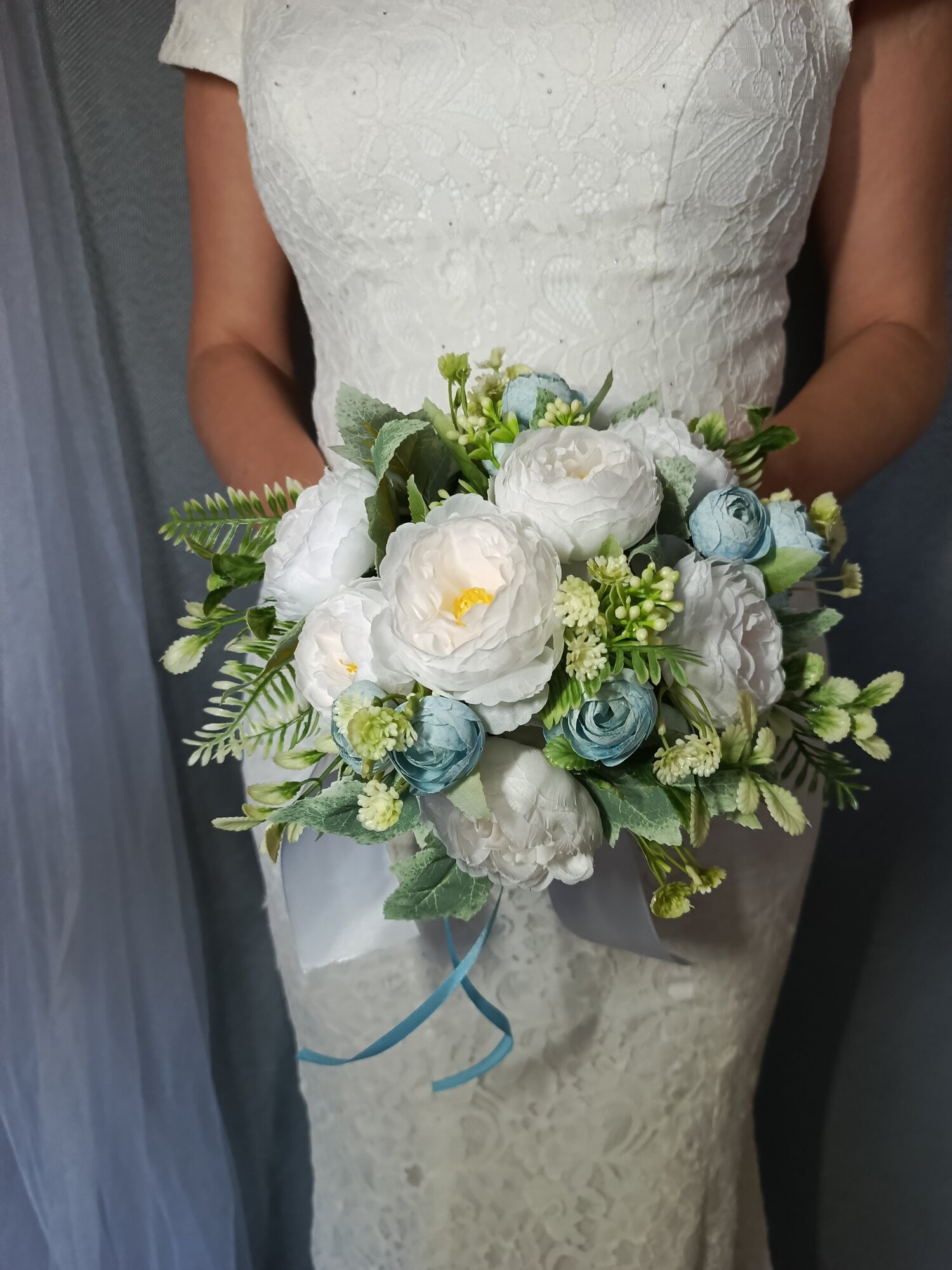 Букет невесты "Дублер" из пионовидных роз камелий и бутоньерка для жениха