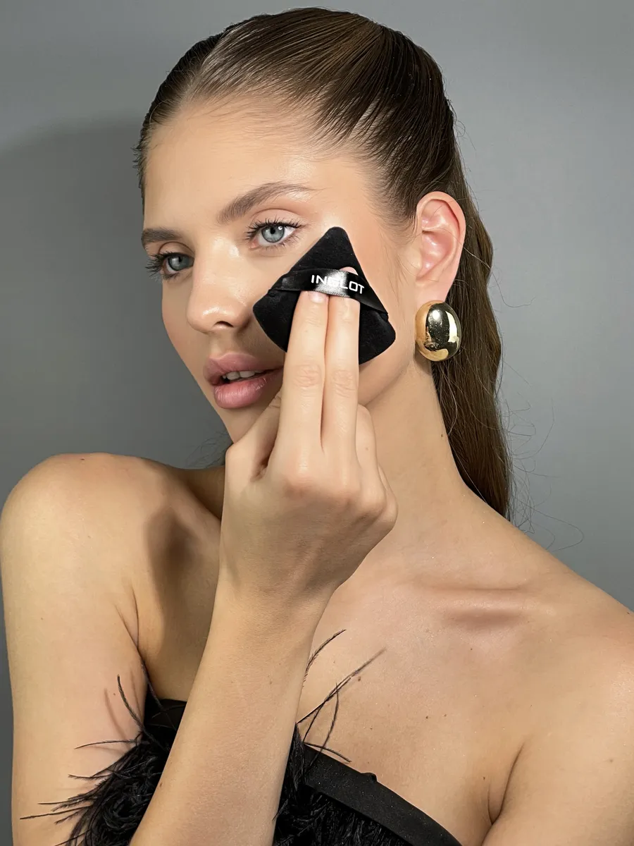 Аппликатор для макияжа INGLOT пуховка для рассыпчатой пудры и бейкинга Triangular Makeup Applicator — фото 1