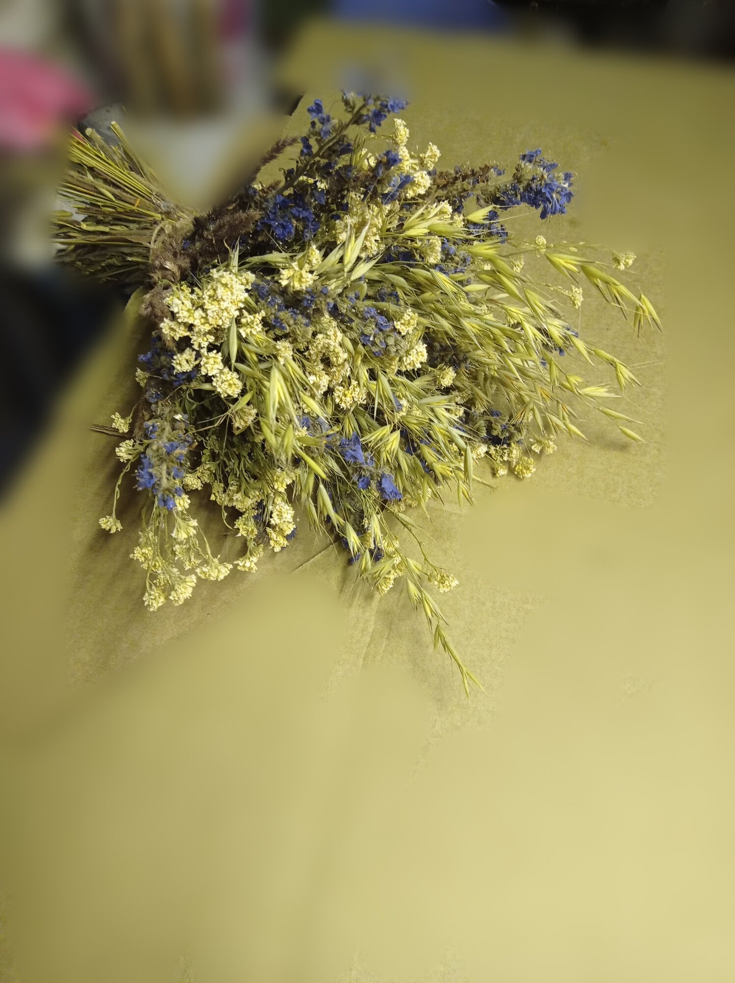 Букет из луговых цветов и трав. Бело-синяя гамма. 50 см.