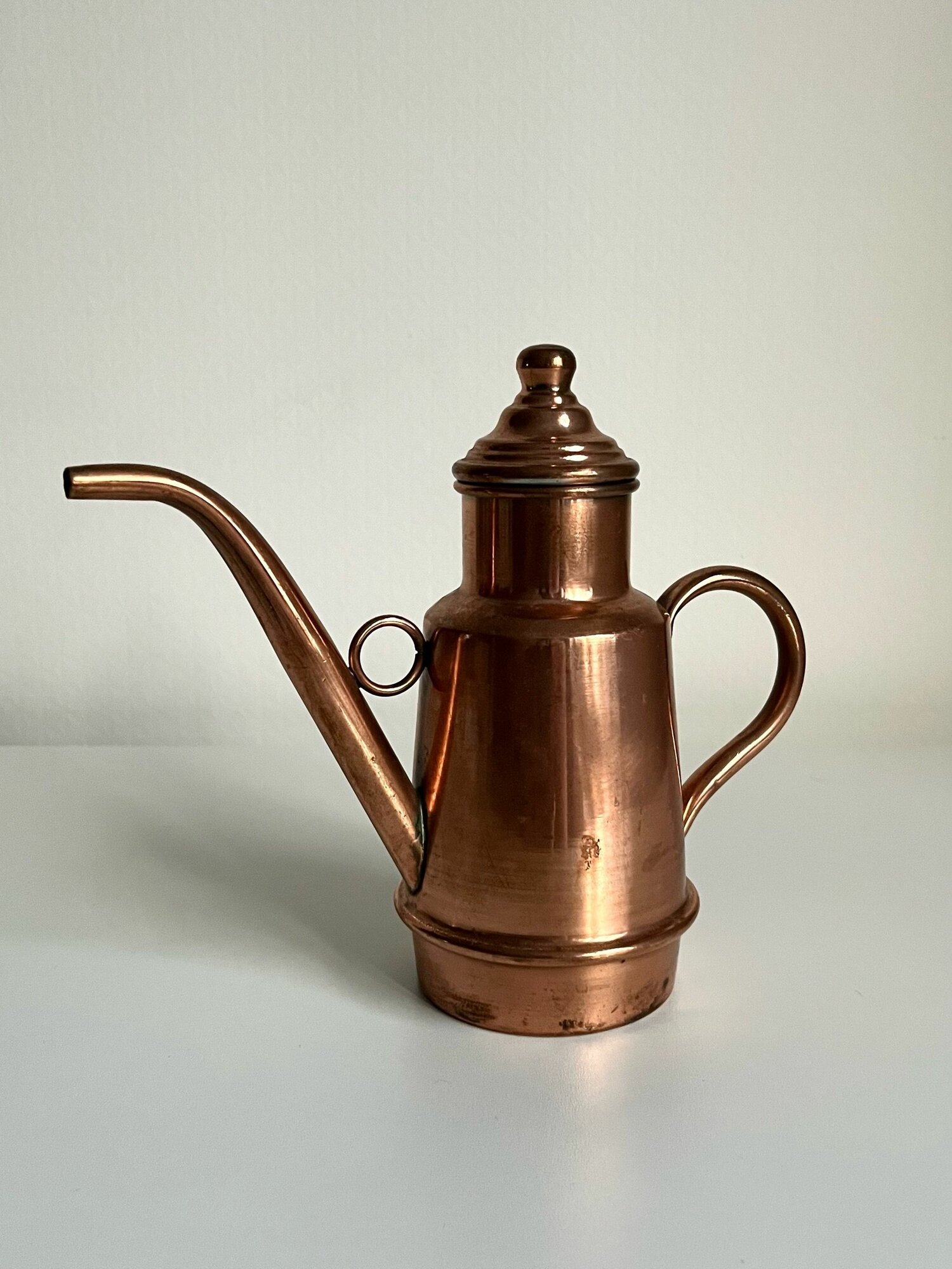 Кувшин медный для масла/уксуса. Высота: 17.5 см. Европа. Объем: 450 мл.