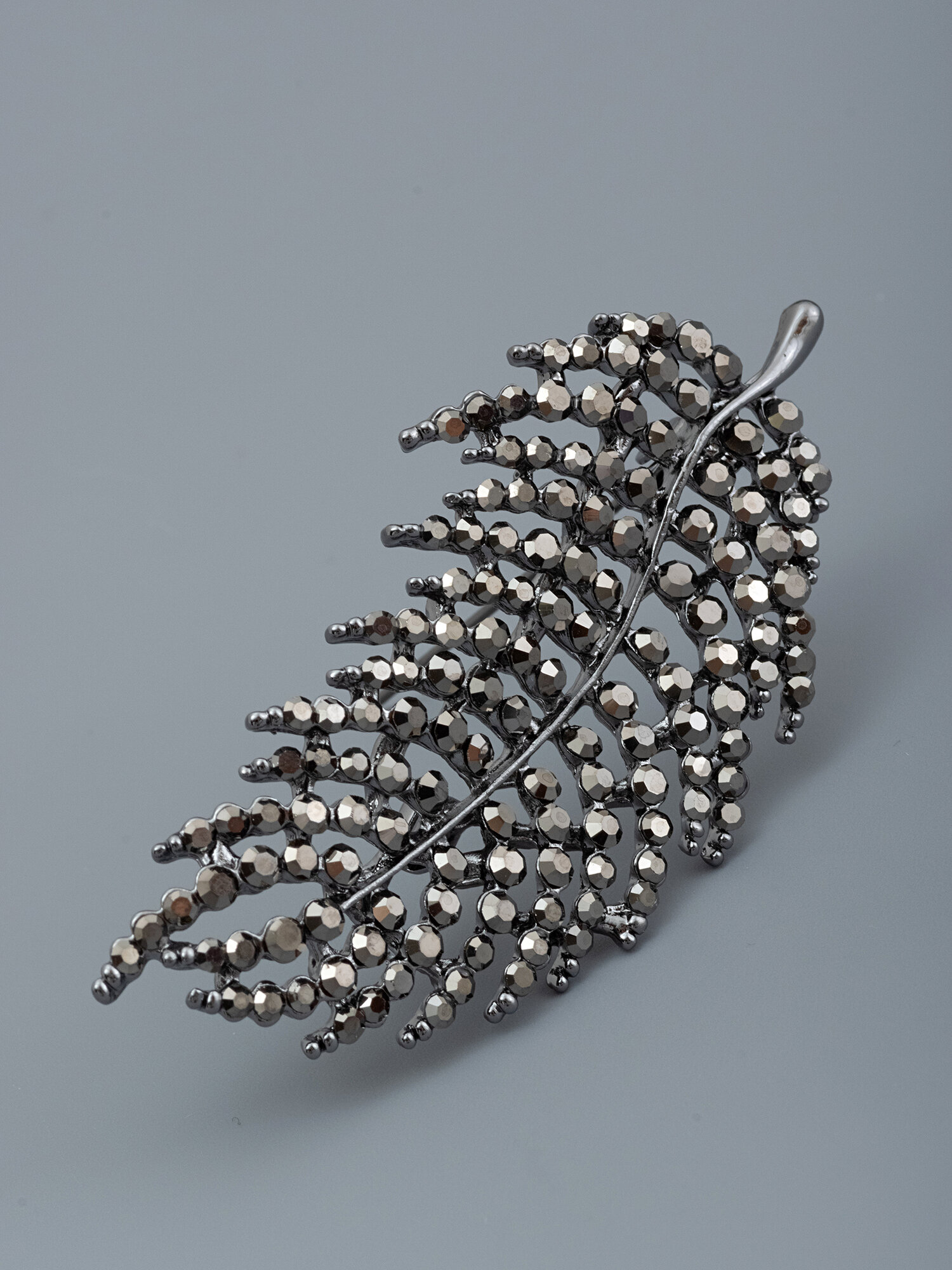 Брошь ЖемАрт, кристалл, 1 шт., темно-серый — фото 1