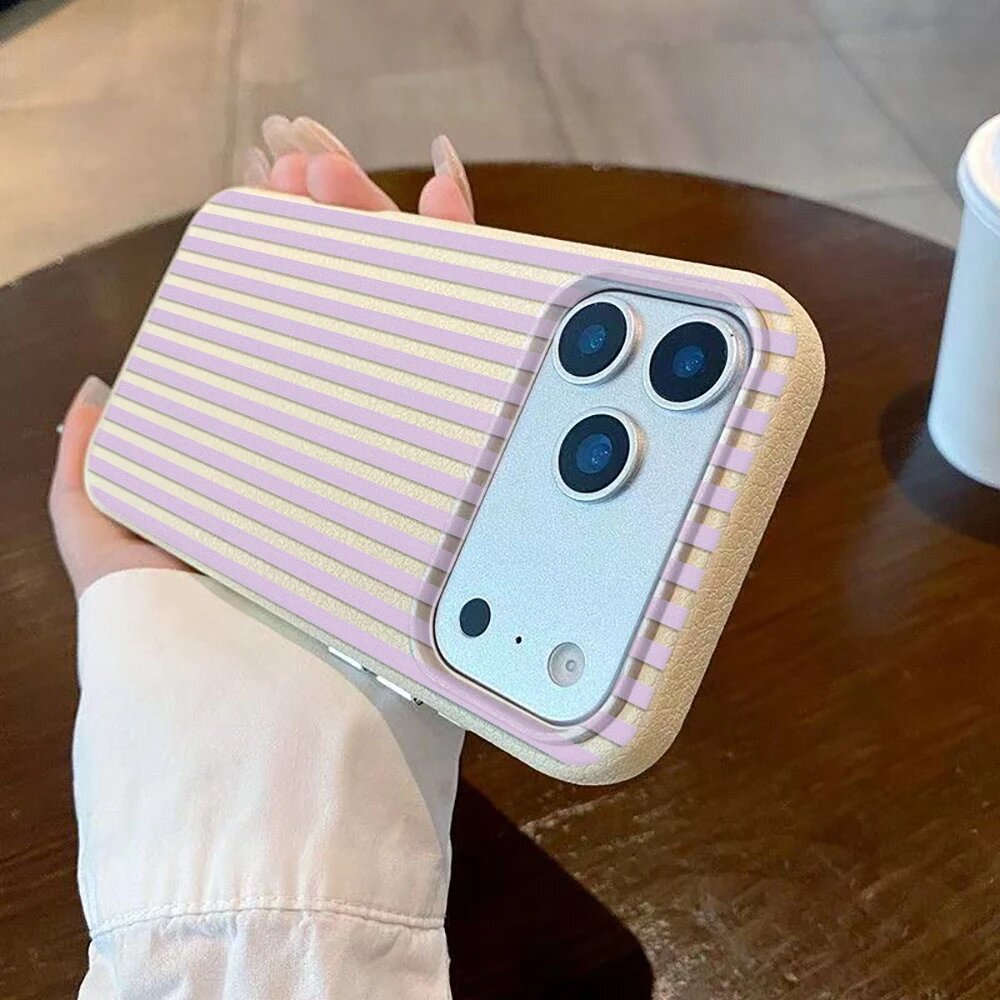 Чехол для iPhone 15 Pro белый в полоску