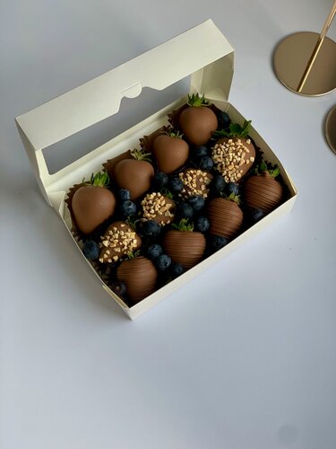 Изображение товара Клубника в шоколаде Подарочный набор , молочный шоколад, с голубикой, 12 шт