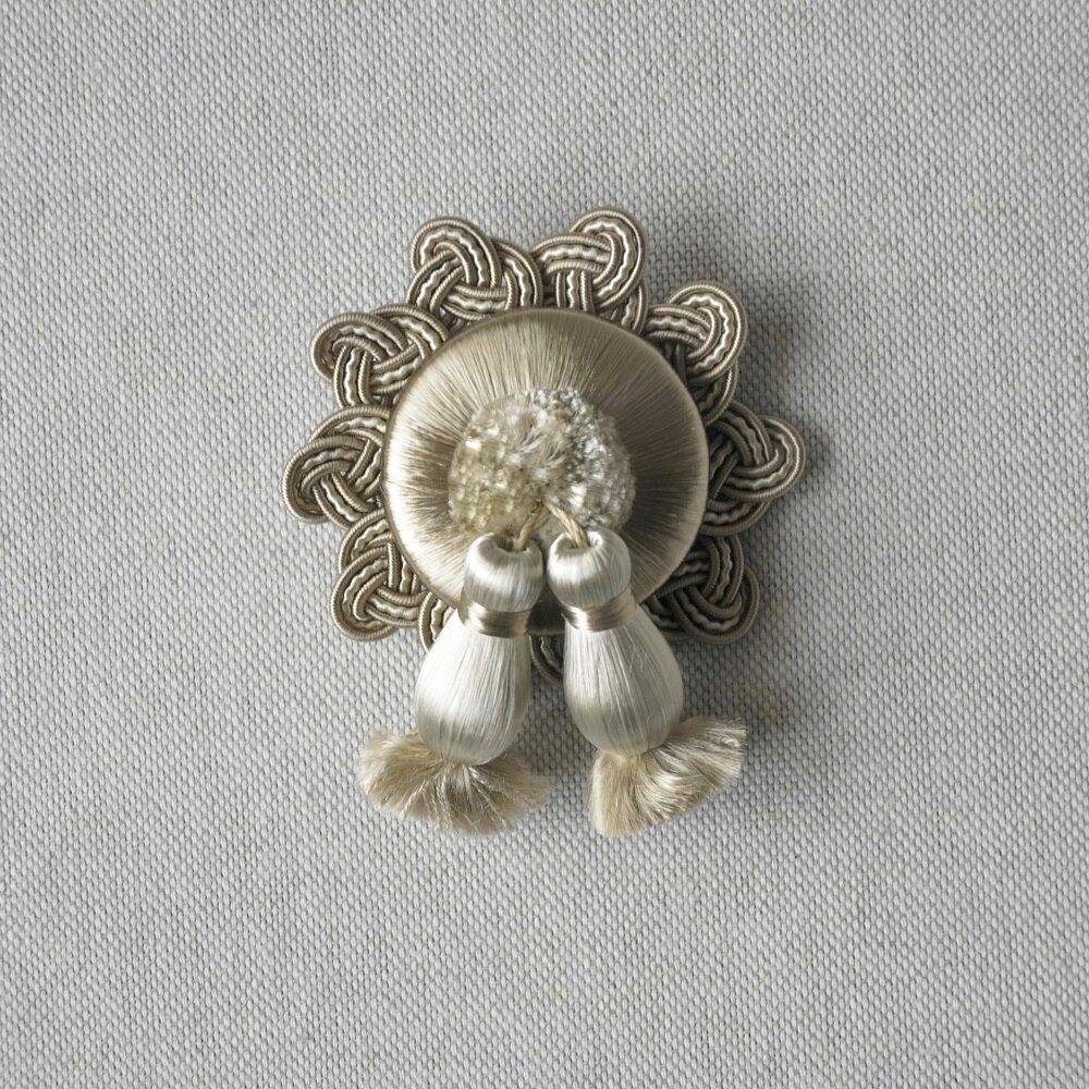 Розетка-брошь 1 шт с кисточками для текстильного декора (штор подушек мягкой мебели) диаметр 65 см цвет бежевый