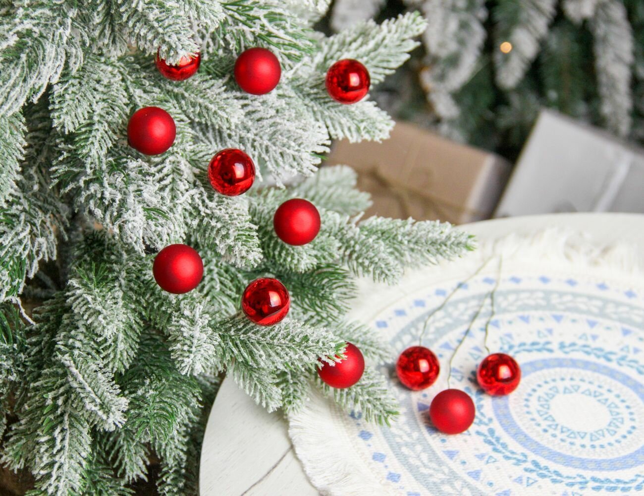 Ёлочное украшение гроздь миниатюрных стеклянных матовых и глянцевых шариков на проволоке красная 2 см 12 шт Winter Deco 5010025