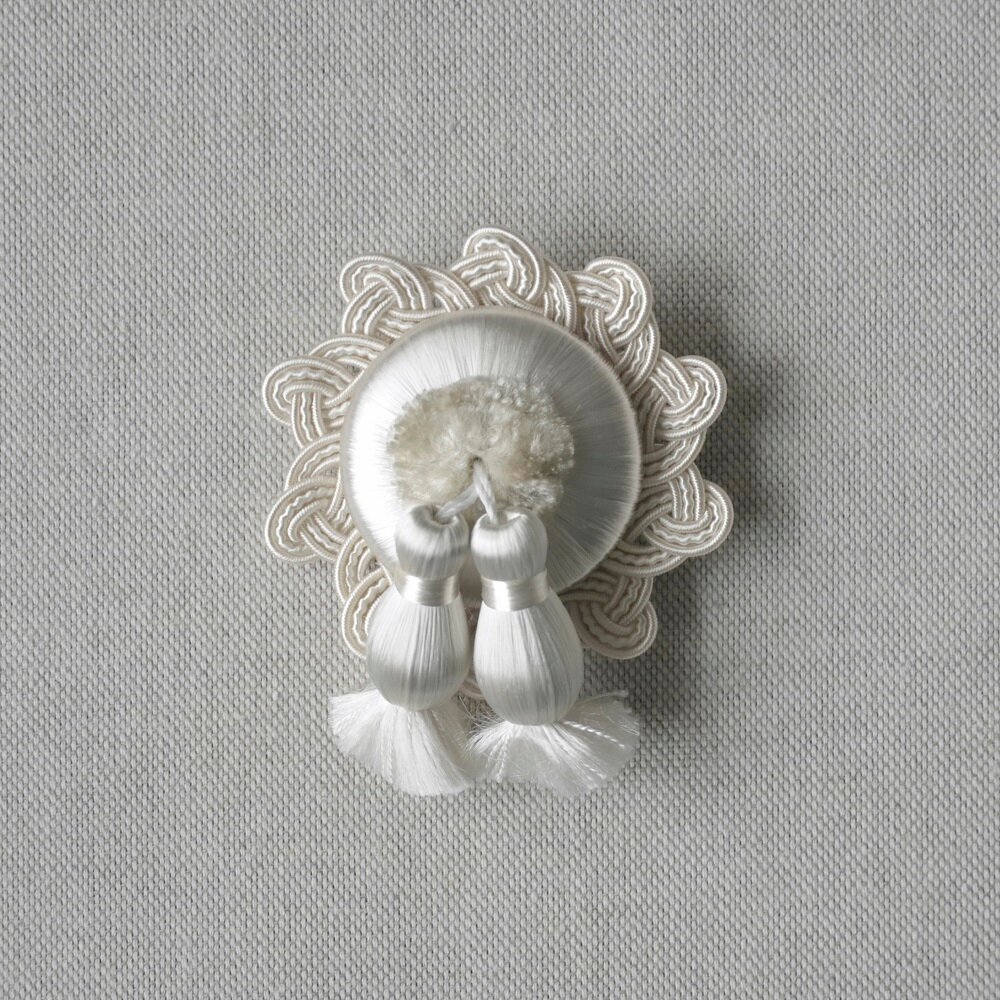 Розетка-брошь 1 шт с кисточками для текстильного декора (штор подушек мягкой мебели) диаметр 65 см цвет молочный