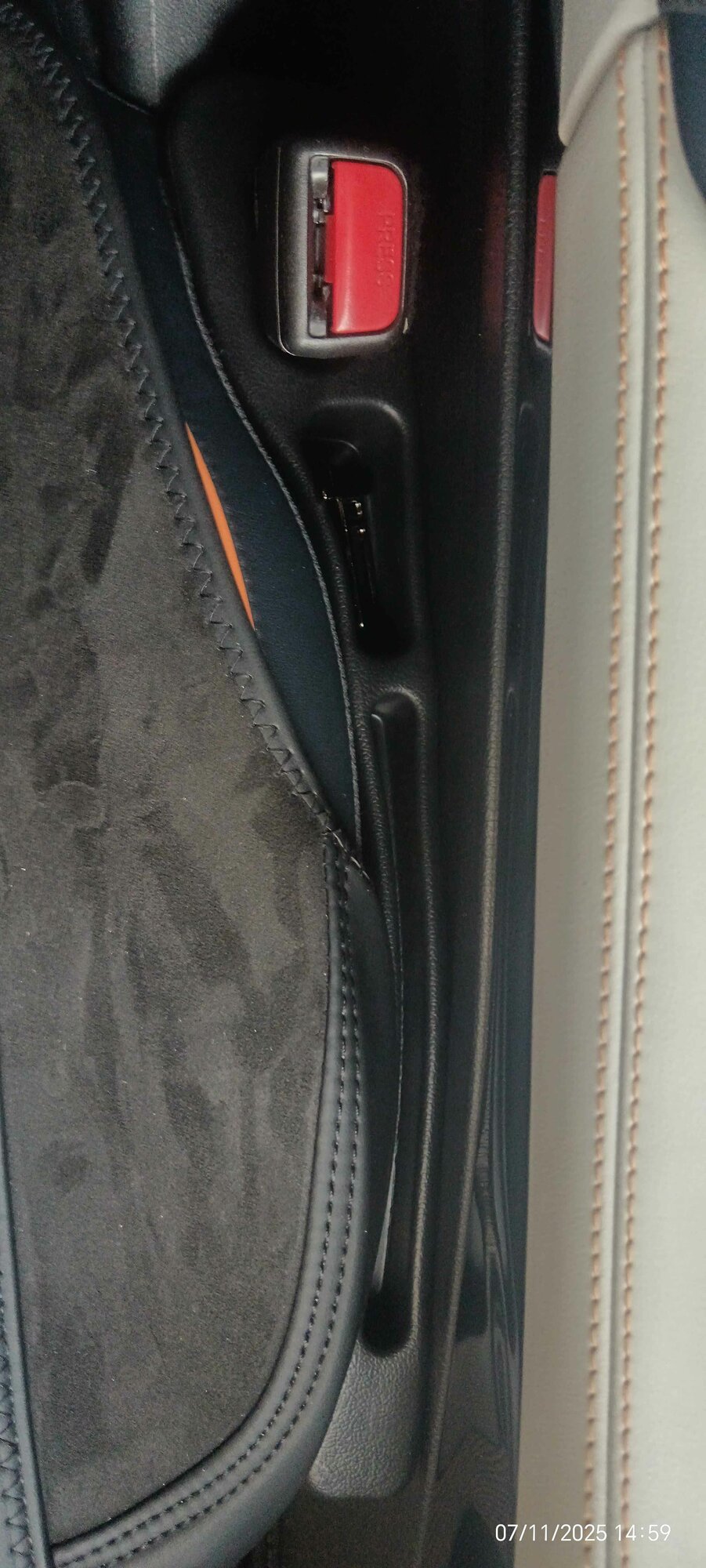 Гибкий автомобильный органайзер между сиденьем и консолью. Заглушка зазора сиденья