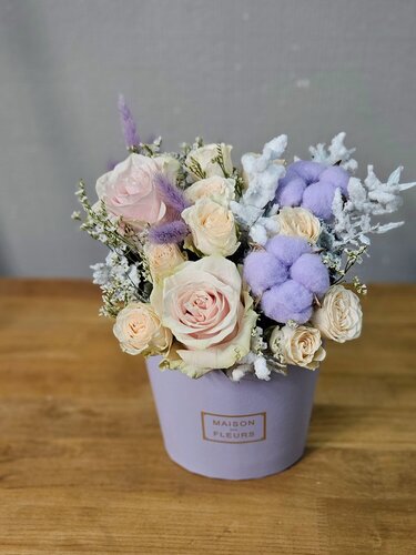 Изображение товара Композиция в коробке с одноголовой пастельной розой Мондиаль, пионовидной кустовой розой и сиреневым хлопком, MAXI.