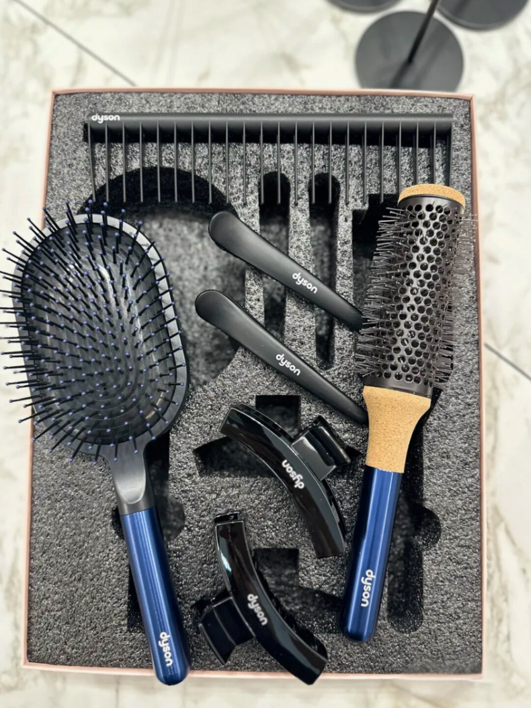 Набор 7-в-1: расческа, заколки, щетка для волос, хорошего качества.