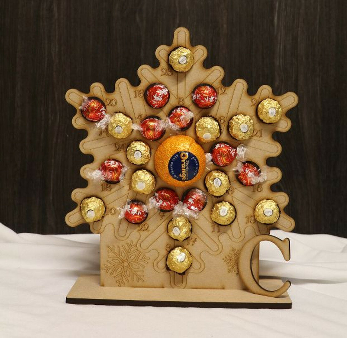 Новогодний деревянный адвент календарь под конфеты в форме снежинки, цвет бежевый