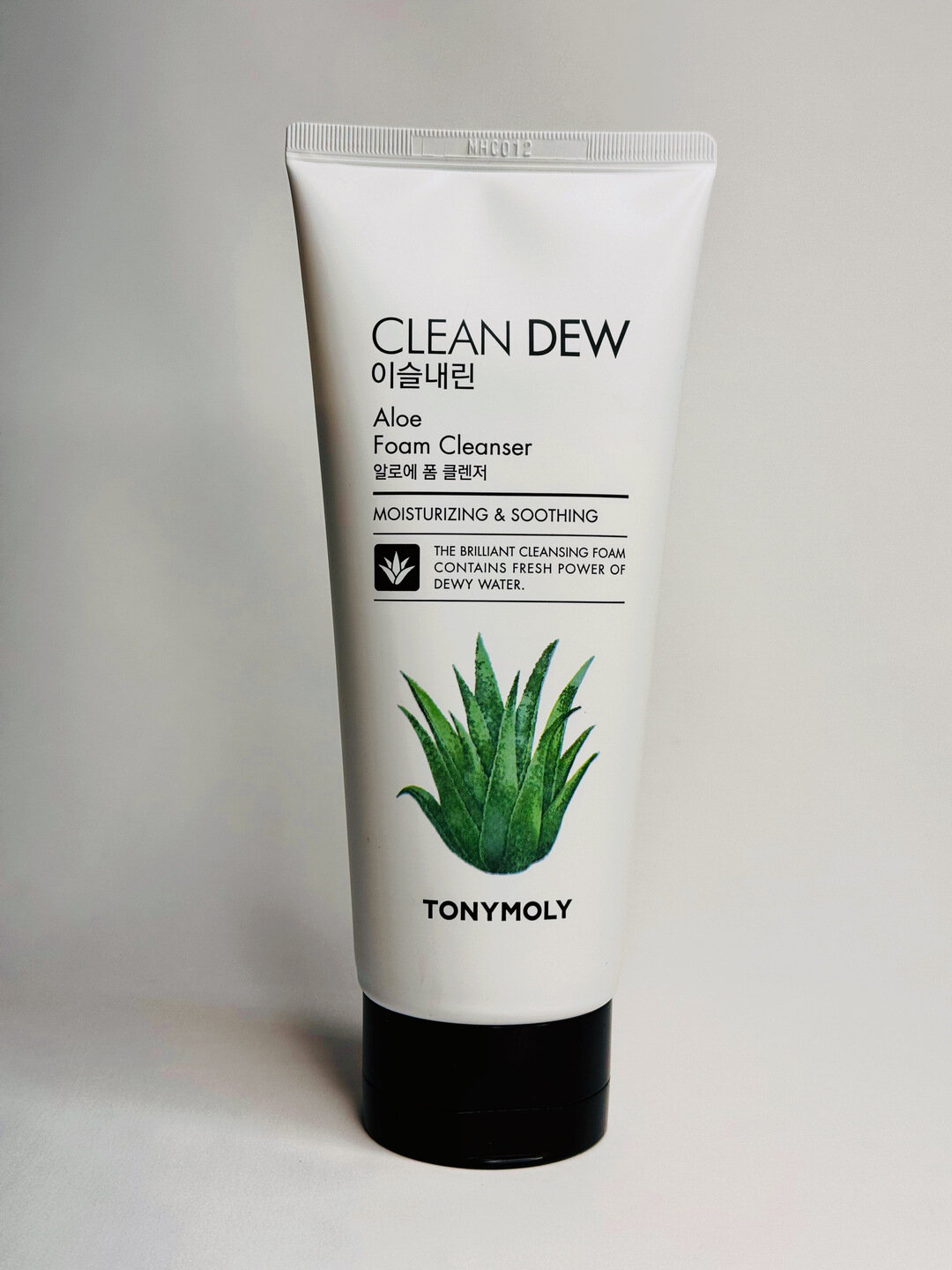 TonyMoly Clean Dew пенка для умывания очищает макияж и осветляет кожу