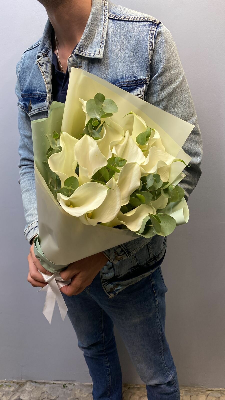 Прекрасный монобукет из 9 белых калл с эвкалиптом высотой 50 см