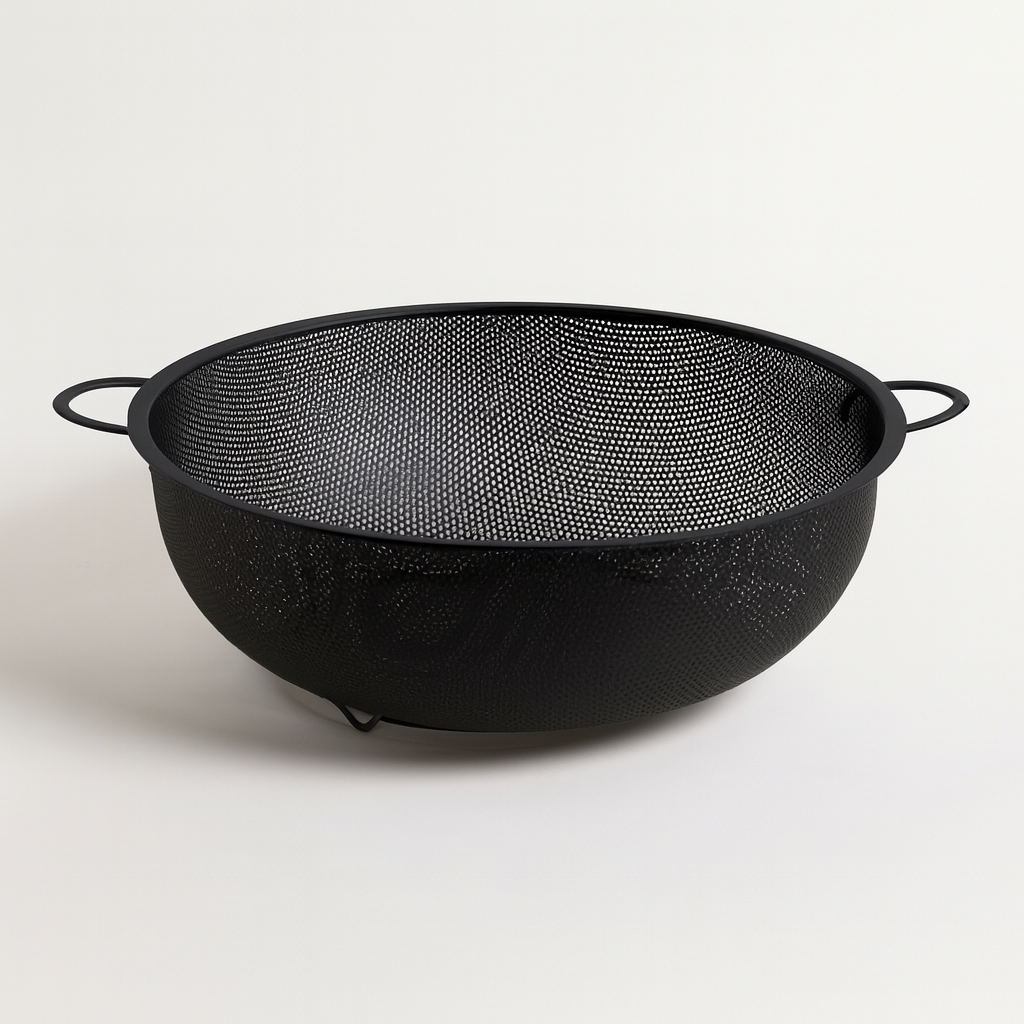 Дуршлаг изделия изготовлены из перфорированного материала используется на кухне.