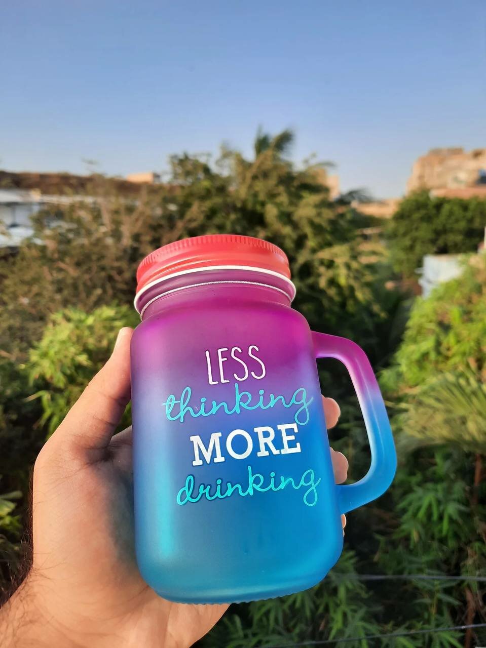 Матовая градиентная кружка-банка с ручкой и плотной крышкой, 450мл — для воды, сока, чая, лимонада и коктейлей