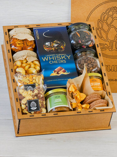 Изображение товара Подарочный набор в деревянном боксе с конфетами, натуральным медом, орехами и чаем #2190