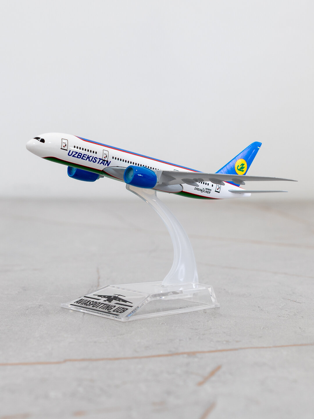 Коллекционная модель самолёта Boeing 787 Dreamliner авиакомпании Uzbekistan Airways (Uzairways, Узбекистан Эйрвейз), цвета флага. Длина 14 см. Металл + пластик. Шасси нет. Можно использовать на подставке. Не игрушка, 14+.