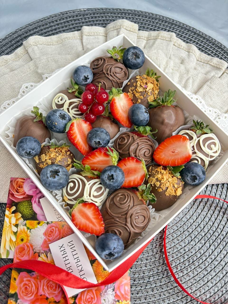 Клубника в шоколаде премиум коллекция "Яркие моменты" подарочный набор