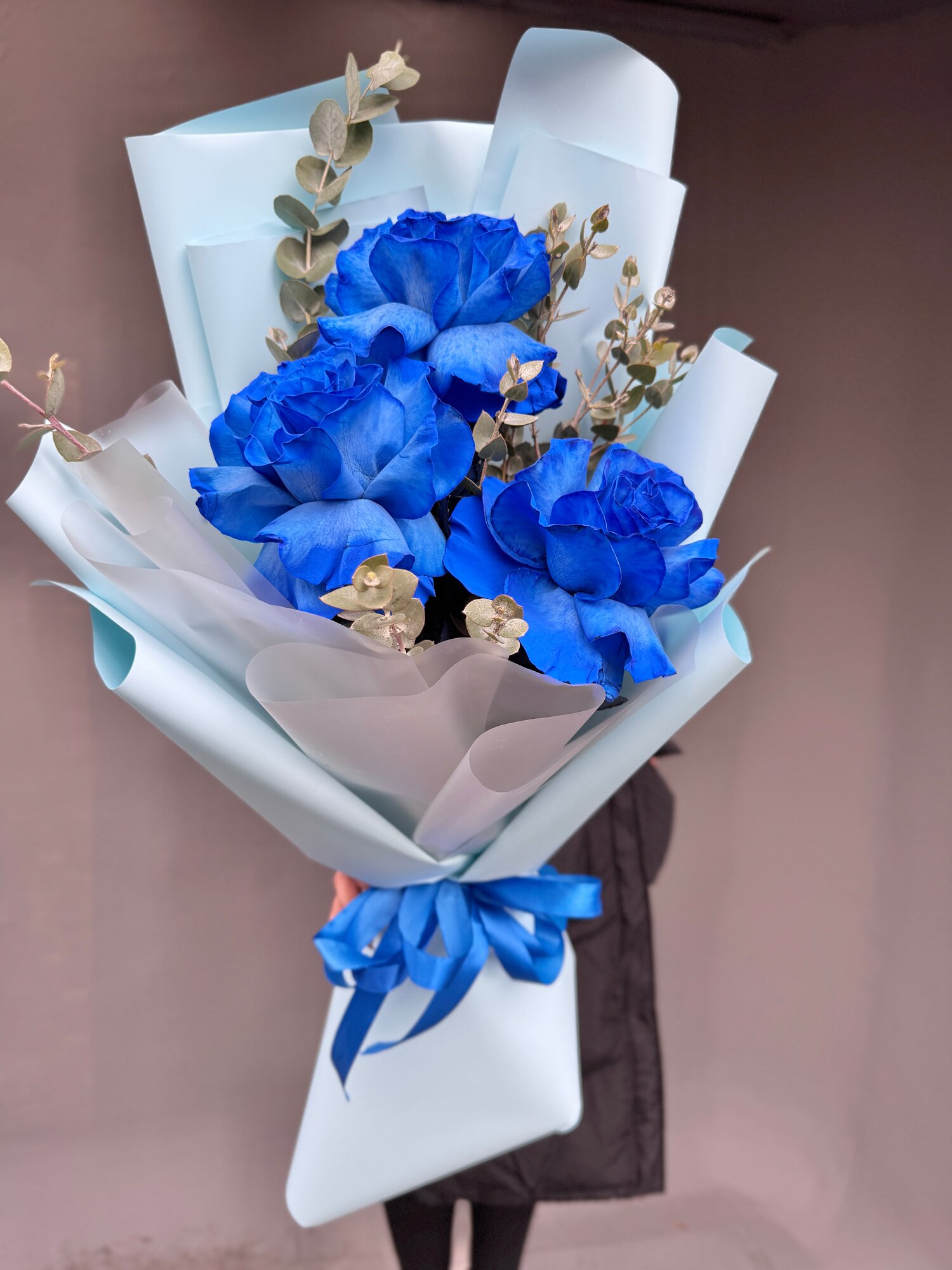 Розы XXL Французские 9 шт (на фото 3шт) синие с эвкалиптом арт. 25102919