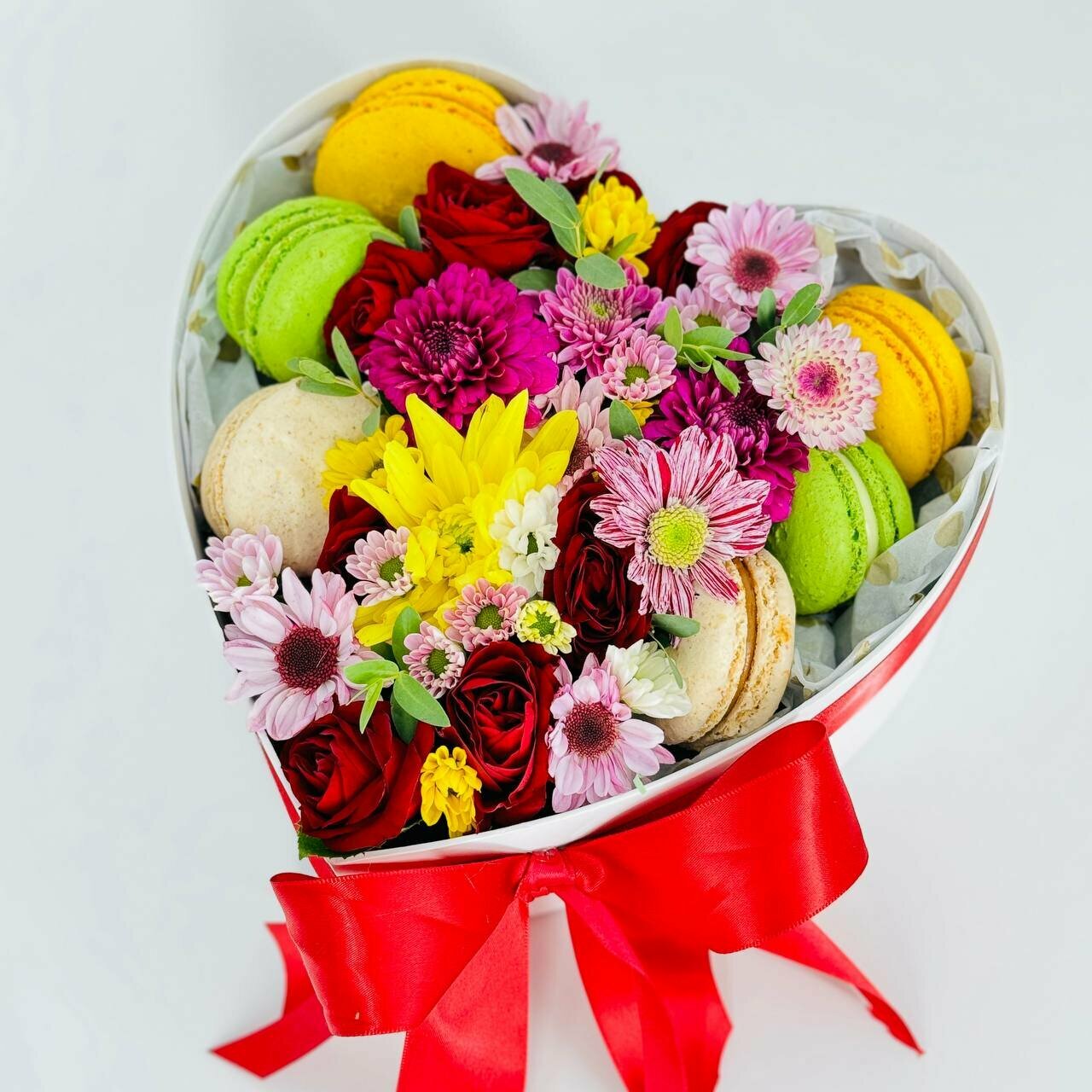 Сердце с цветами и пирожными макарони. Подарок любимой маме девушке