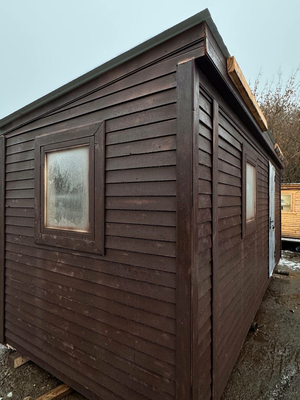 Бытовка 5x2.3 с утеплением под зиму и высокими потолками снаружи и внутри обшита вагонкой
