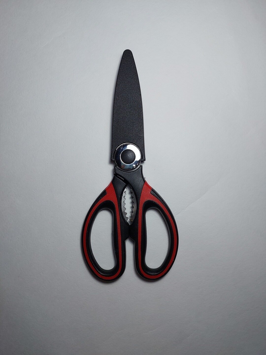 Ножницы универсальные. Цвет красно-черный. Подходят для решения многих задач на кухне