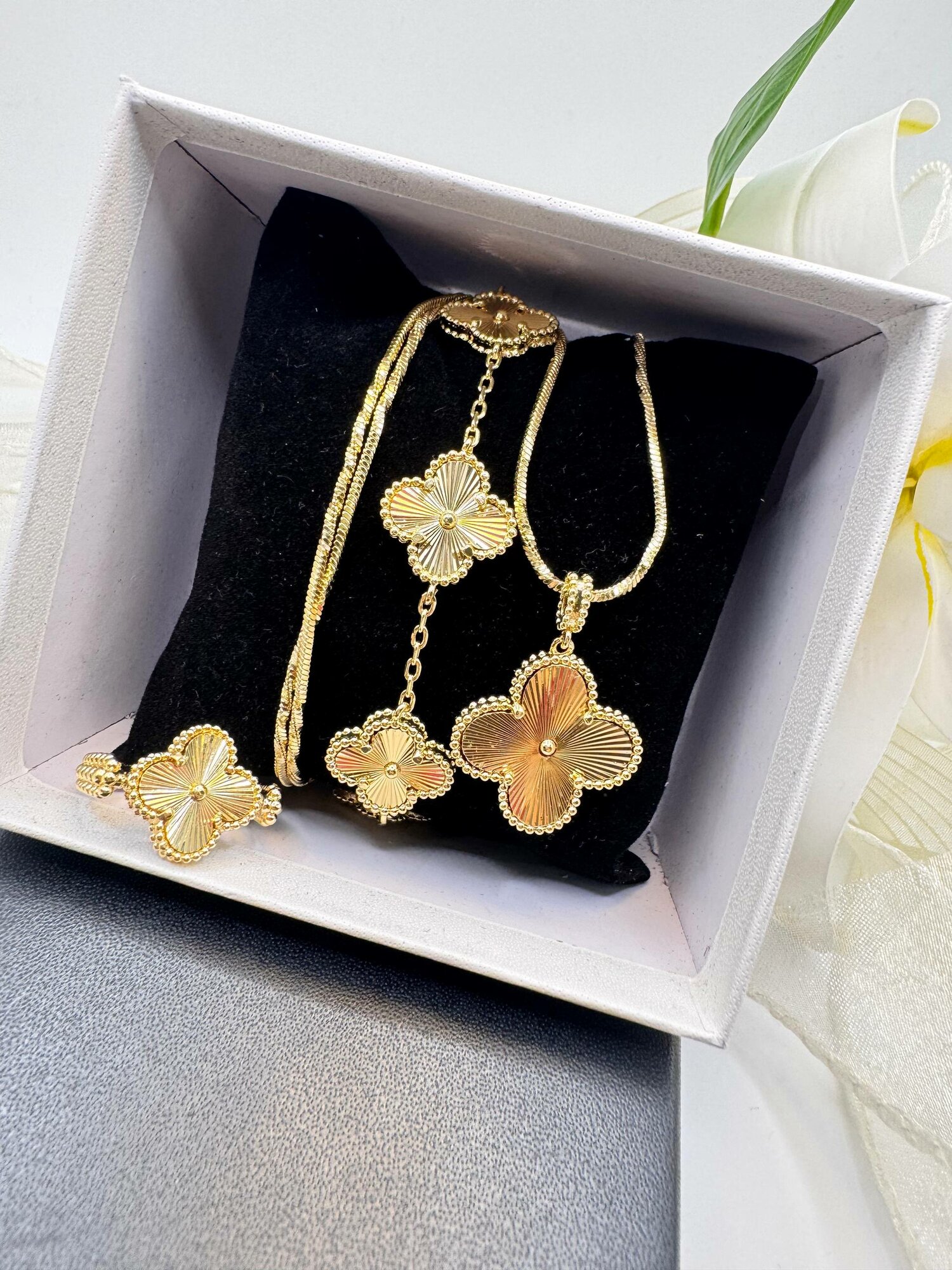 Комплект бижутерии: кольцо, серьги