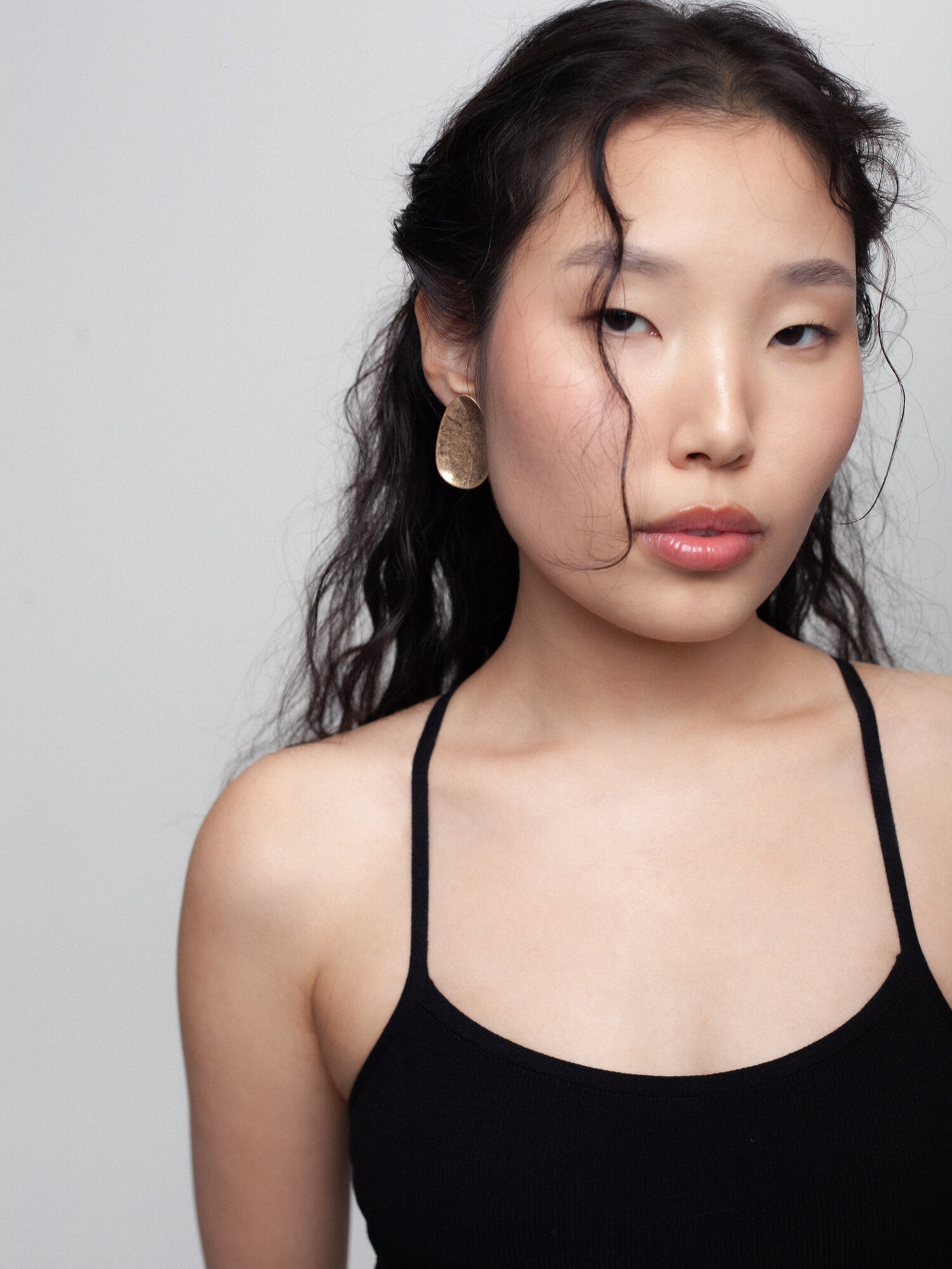 Серьги пусеты, непарные FETISH, размер 40 мм, золотистый — фото 1