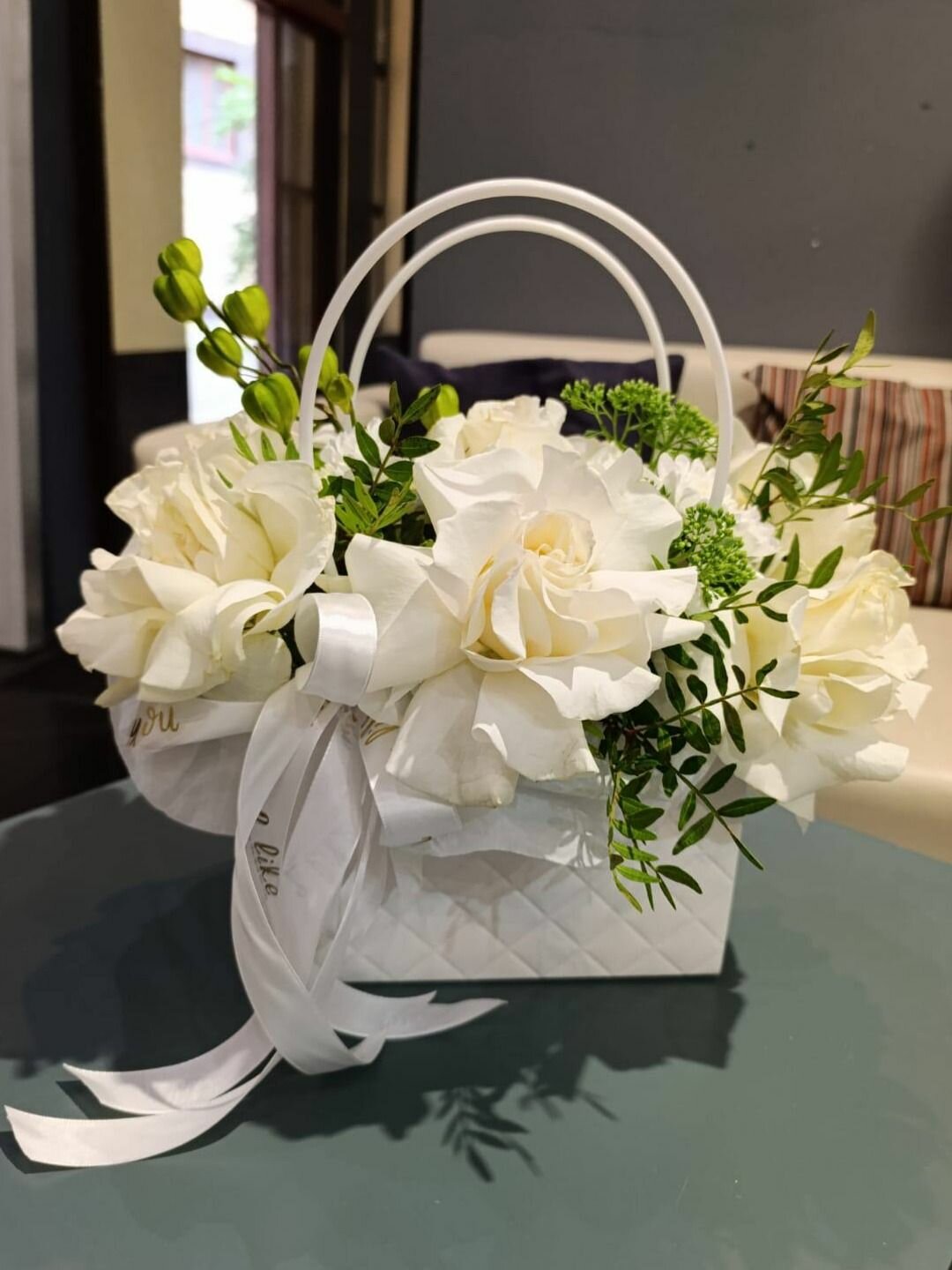 Нежная корзинка с белыми французскими розами мондиаль вайт и хризантемой