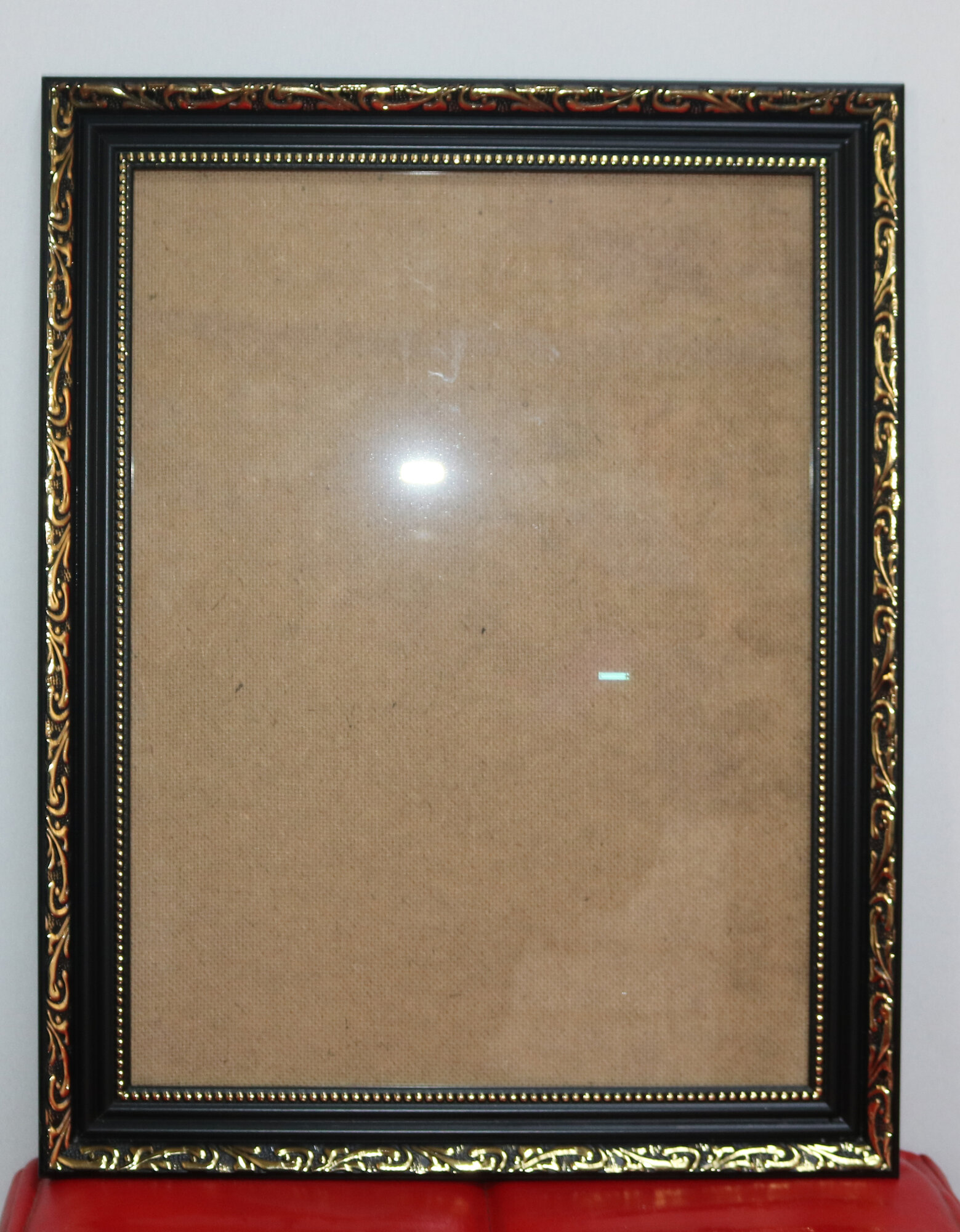 А3 Рамка, багет для фотографии, фоторамка, цвет черный с золотыми узорами, с 2 креплениями