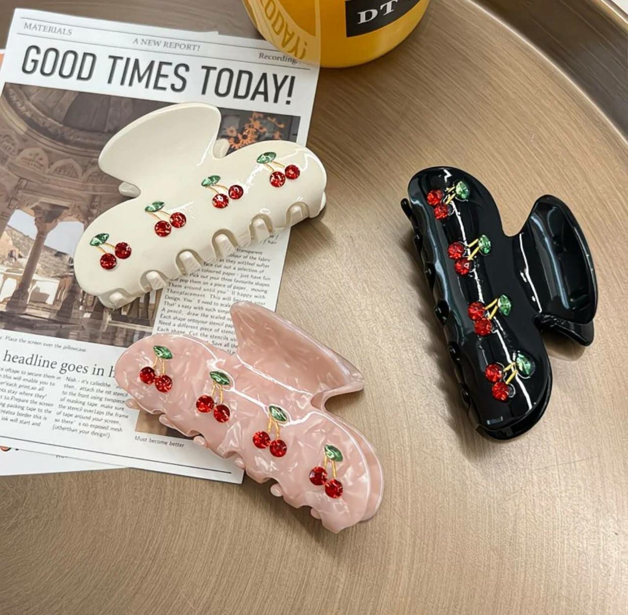 Заколка-краб «Вишня» это стильный аксессуар, который придаст образу легкость и женственность. Белый