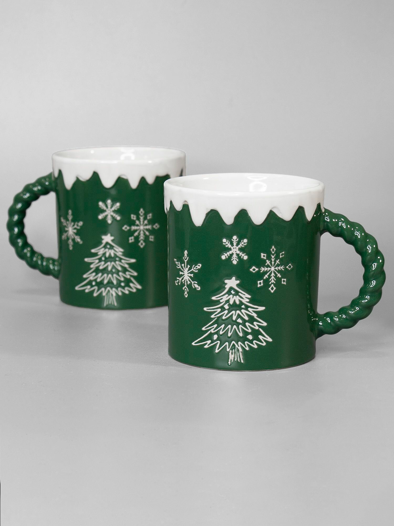 Набор кружек рельефных, бело зеленые, новогодние, праздничные, зимняя елка, карамель - 2 шт