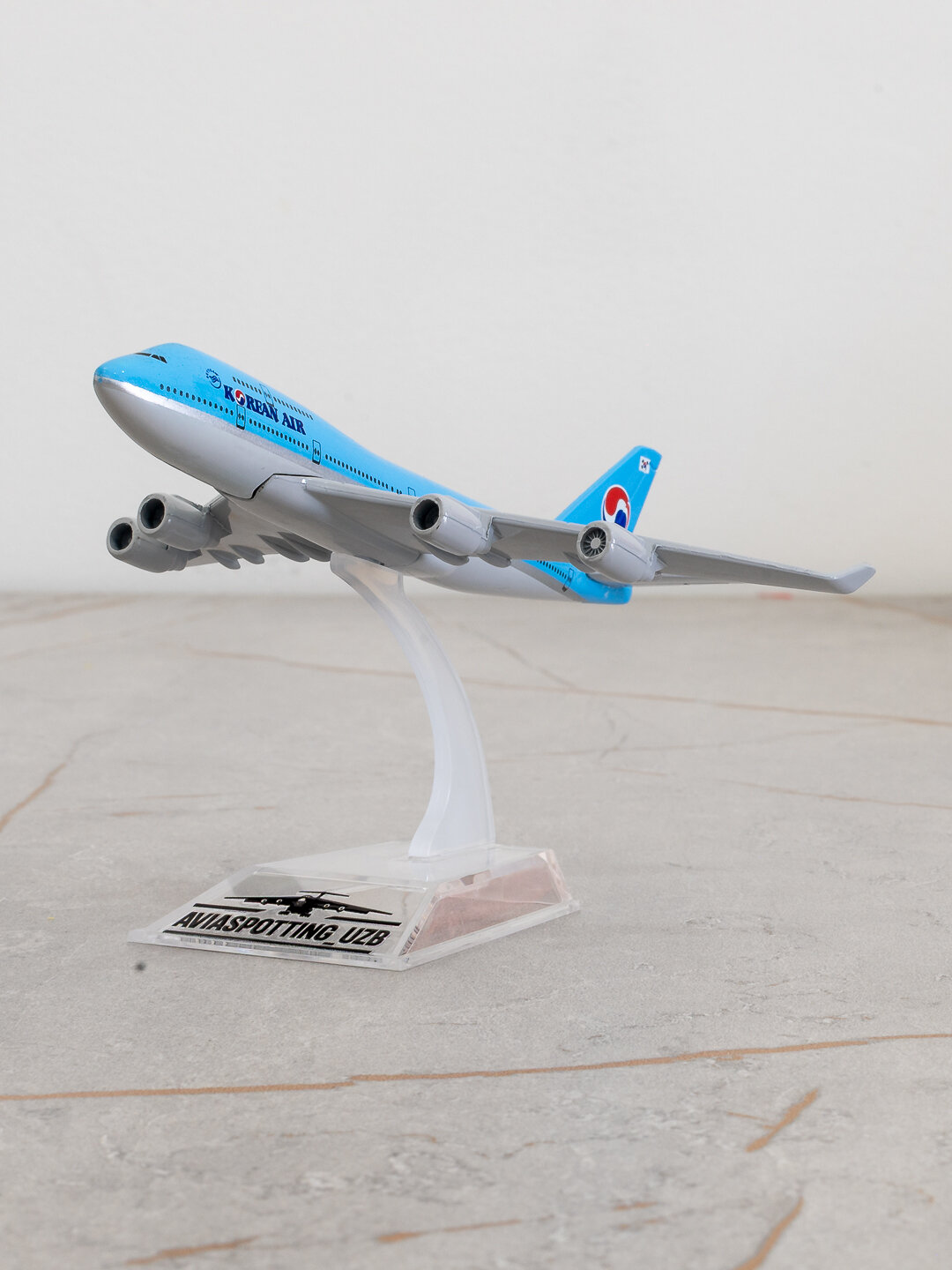 Коллекционная модель самолёта Boeing 747 авиакомпании Korean Air, голубого цвета. Длина 14 см. Металл + пластик. Шасси нет. Можно использовать на подставке. Не игрушка, 14+.