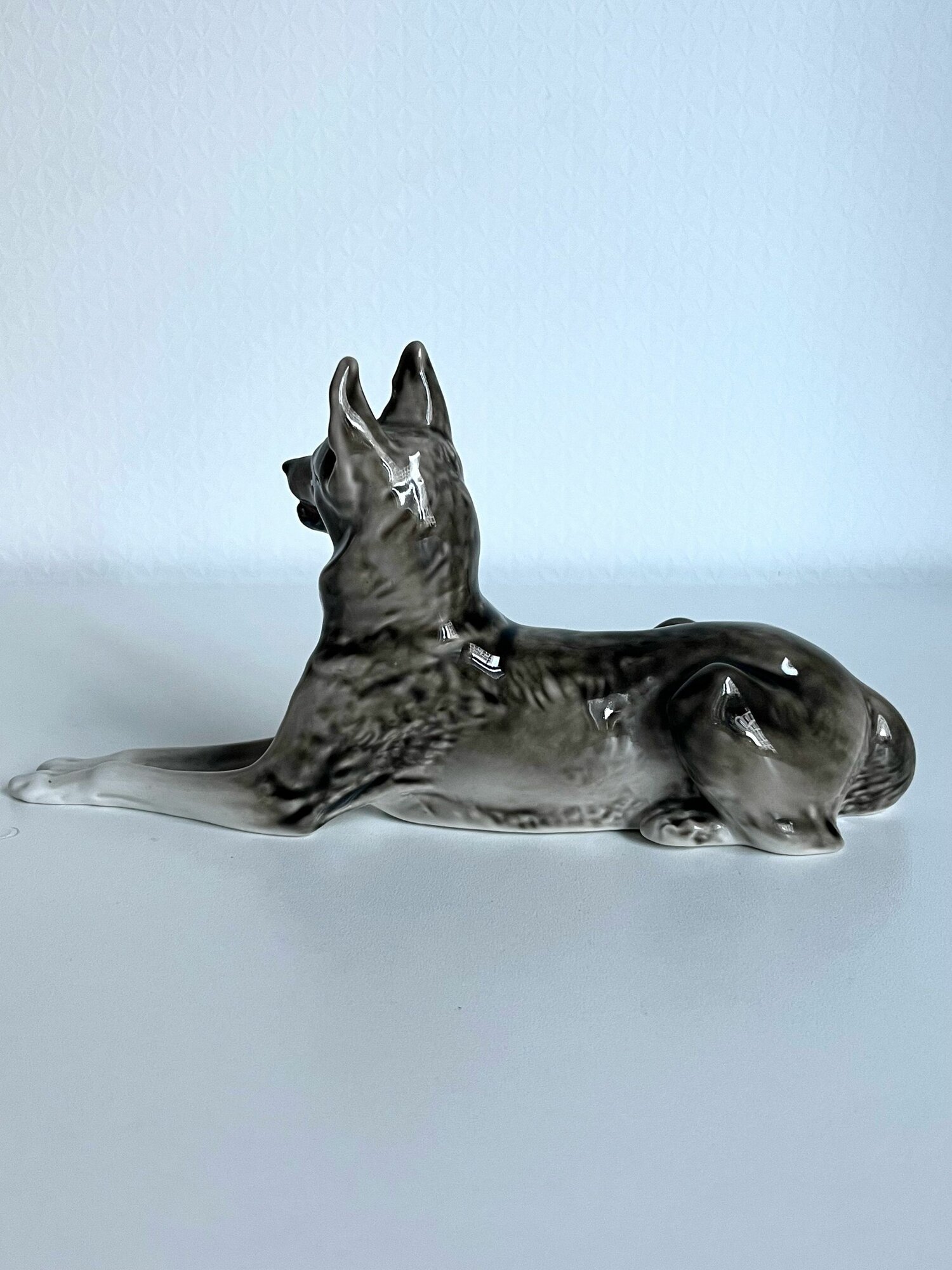 Статуэтка "Овчарка" Фарфор. ЛФЗ. СССР. Длина 23 см. Клеймо — фото 1