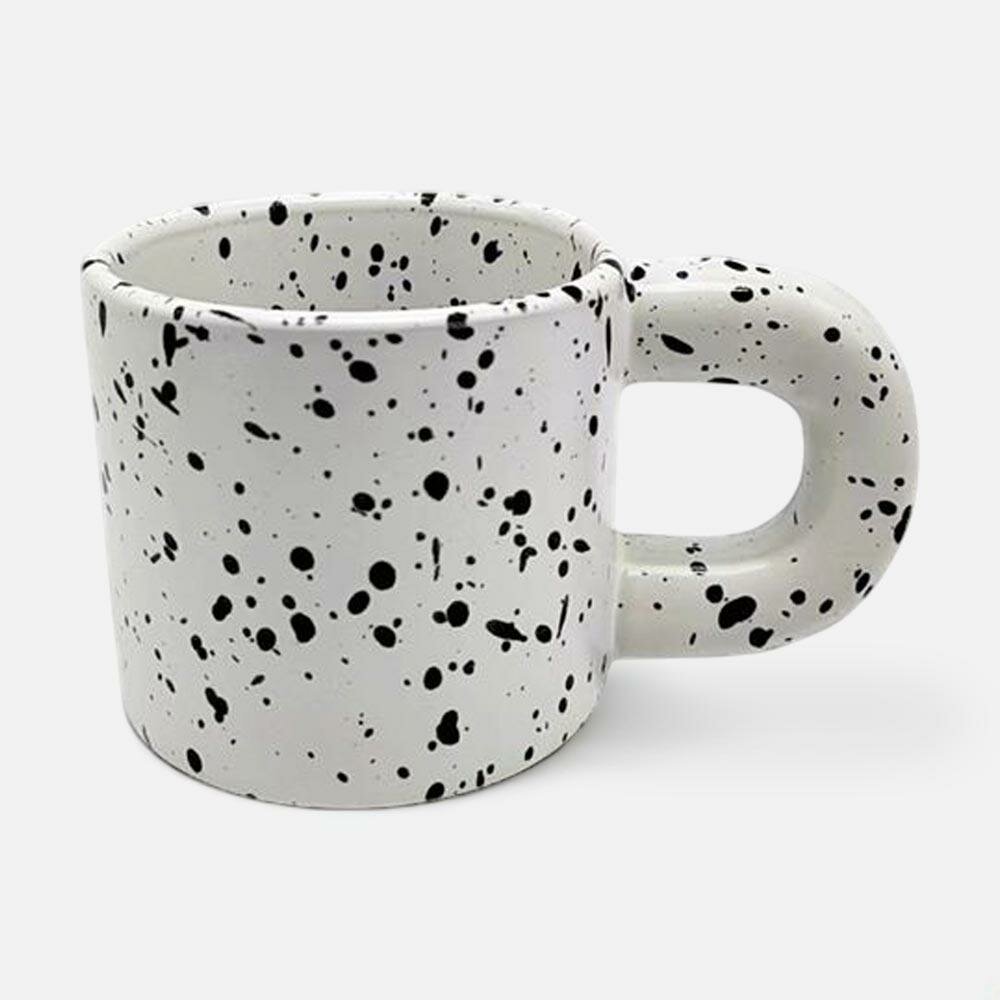 Стильная кружка, объём 300 мл — подходит для кофе, чая, рафа, сока и даже воды, белый с черными точками