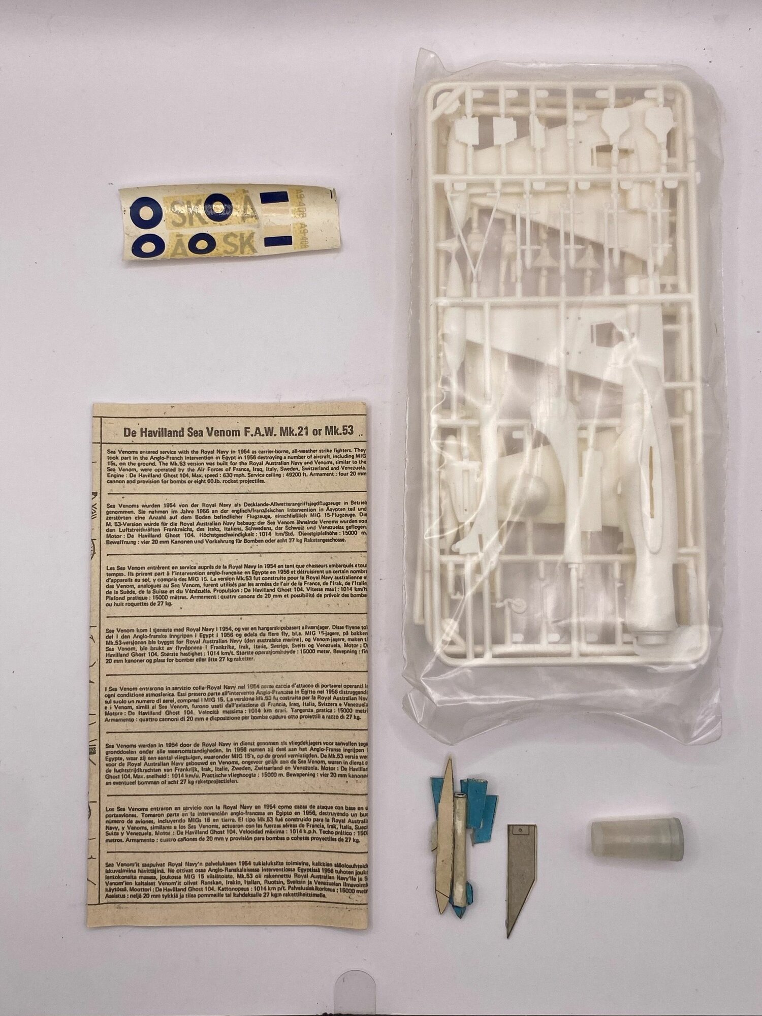 Сборная модель истребителя "Sea venom" Made in USSR. В родной коробке. Коробка порвана.