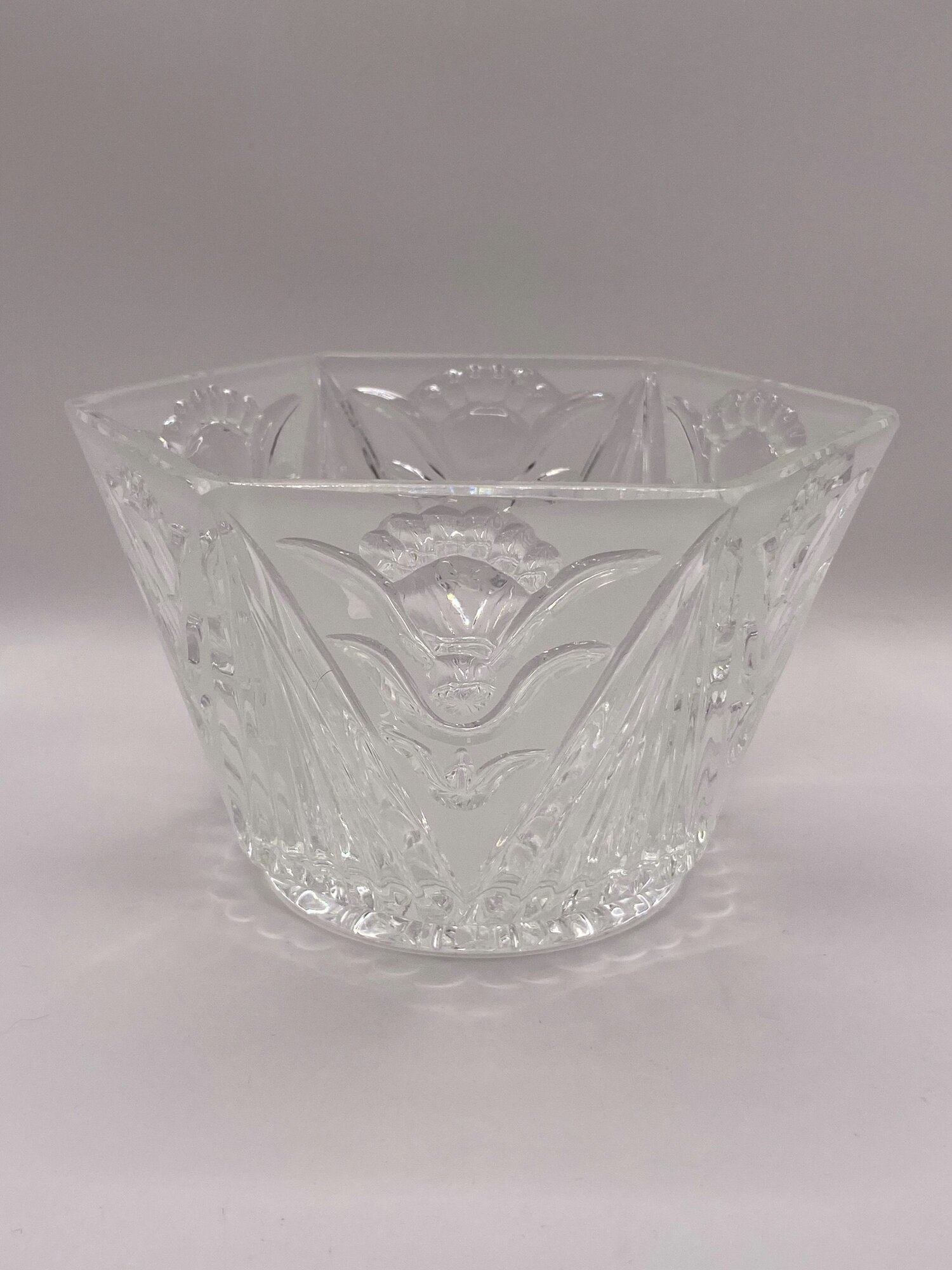 Конфетница "Тюльпан" Хрусталь. СССР. Диаметр: 15 см. Высота: 9 см.