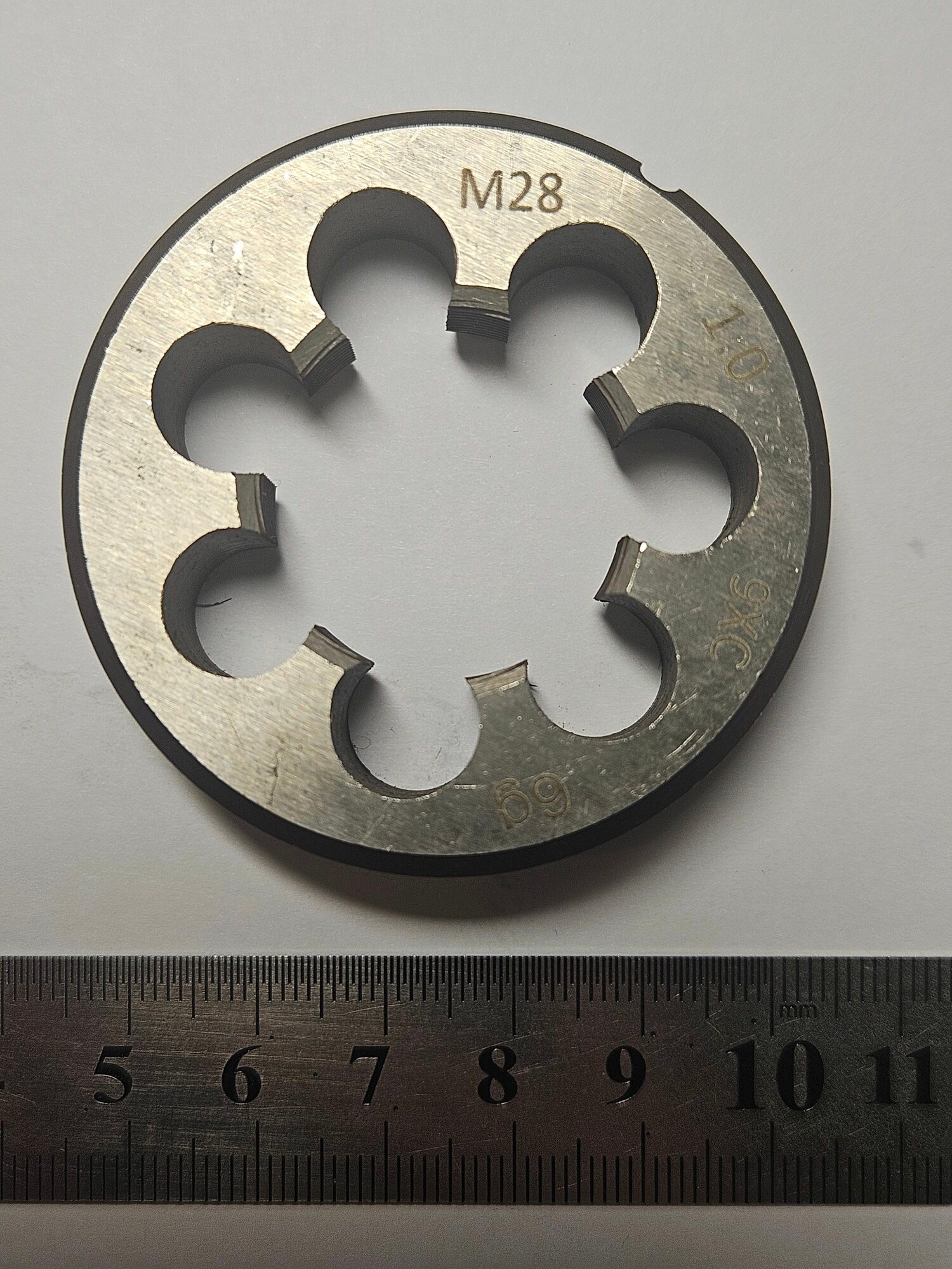 Плашка метрическая М28х1