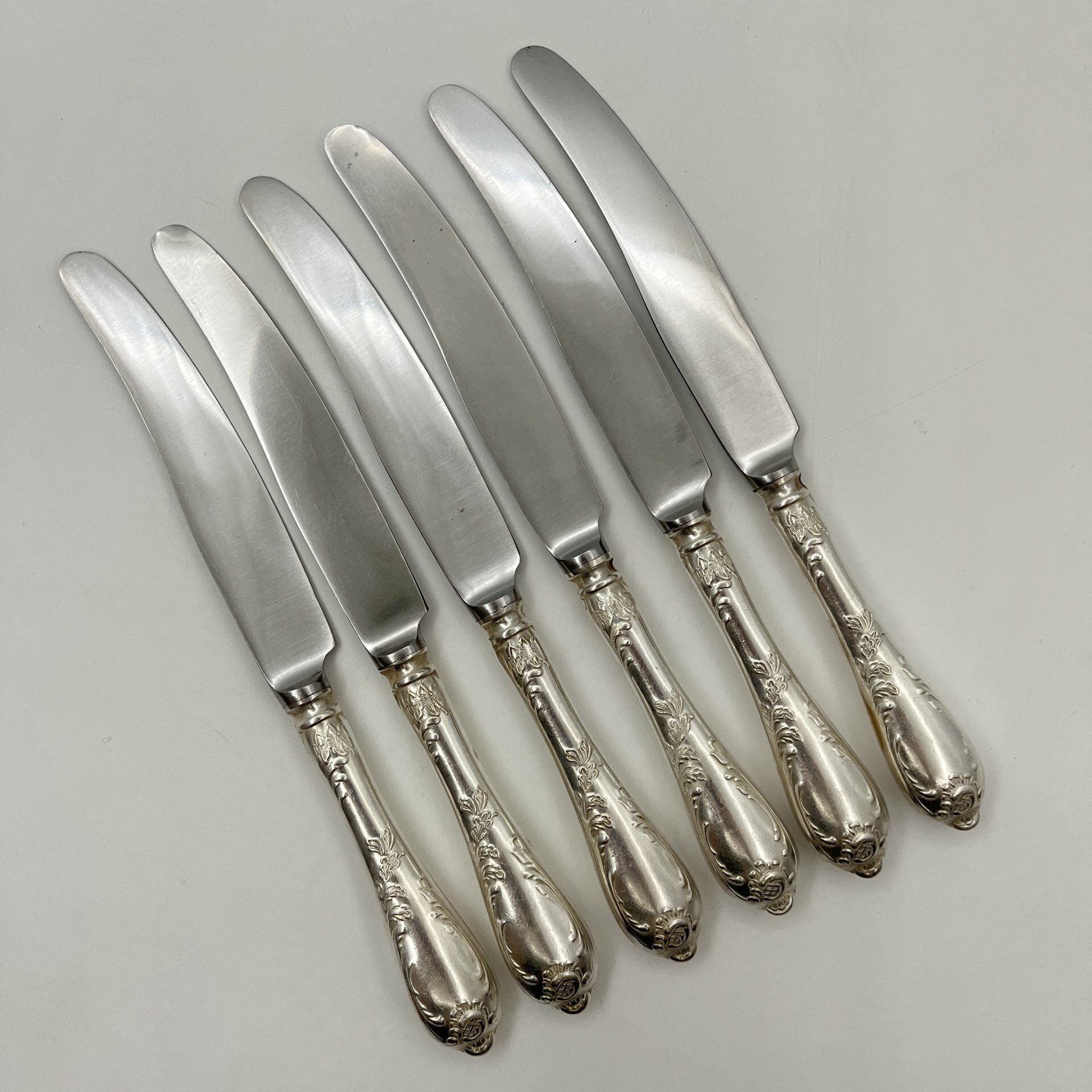 Набор из 6-ти столовых ножей, украшенных растительным декором