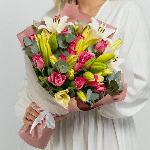 Изображение товара Дуо-букет Мегацвет24 "Роза и Лилии", ярко-розовый/белый, дизайнерская упаковка