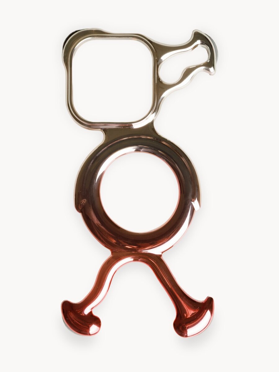 Чехол розового-металлического цвета на iphone 14 pro max c фигурным вырезом.