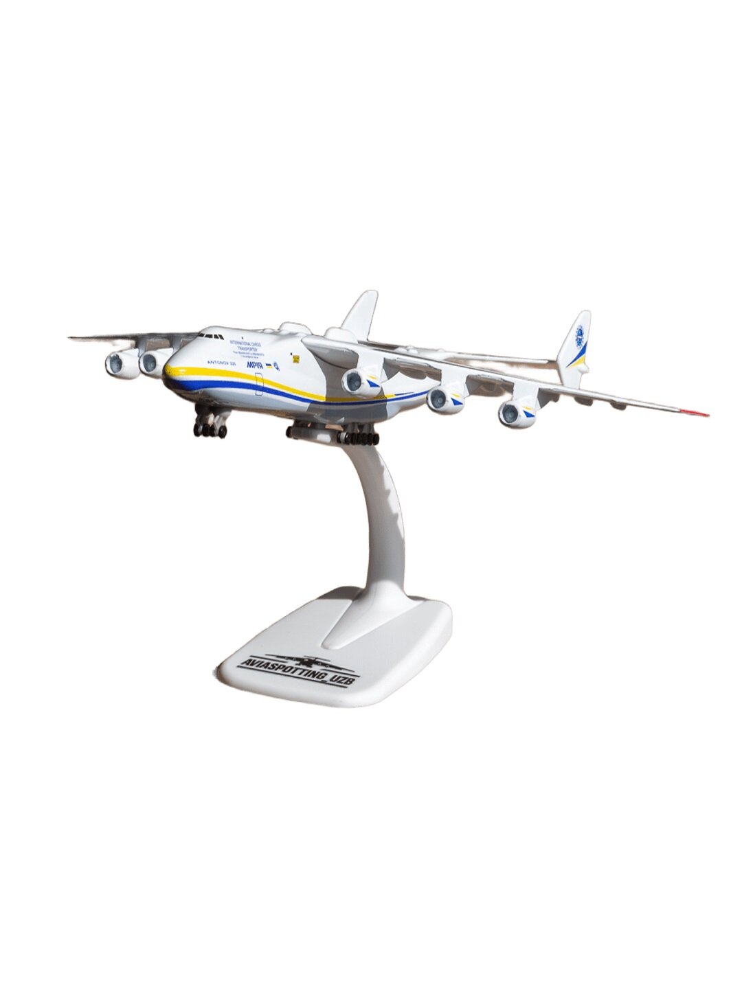 Коллекционная модель самолёта Антонов АН-225 МРИЯ, авиакомпании Antonov Airlines UR-82060, белого цвета. Длина 20 см. Металл + пластик. Шасси есть. Можно ставить как на подставку, так и на шасси. Масштаб 1:400. Не игрушка, 14+.