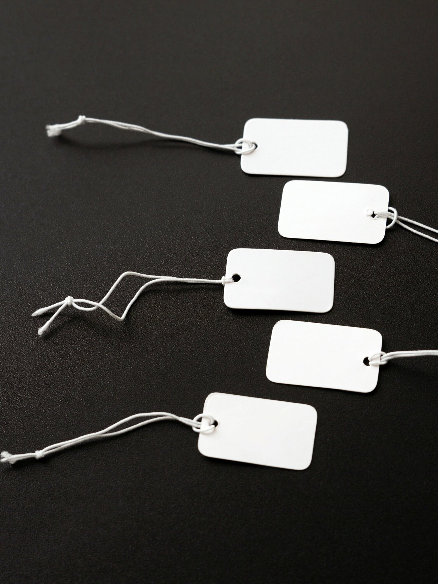 Бирка / ярлык / тэг / шильдик на резинке 100 шт 25x15 мм