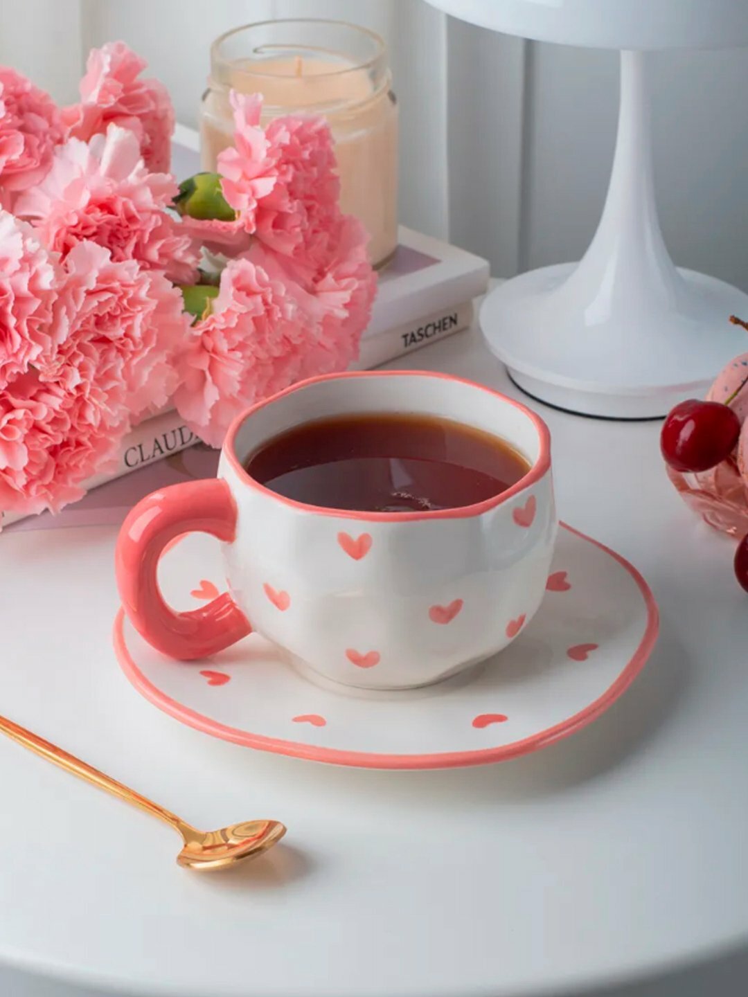 Чайная чашка с блюдцем в розово-белых тонах с узором сердечек