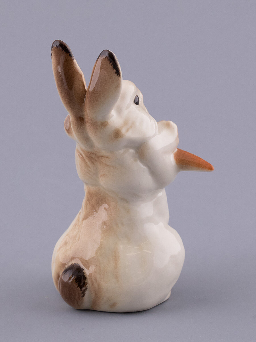 Фарфоровая статуэтка "Заяц с морковкой 2" Императорский Фарфоровый Завод — фото 1