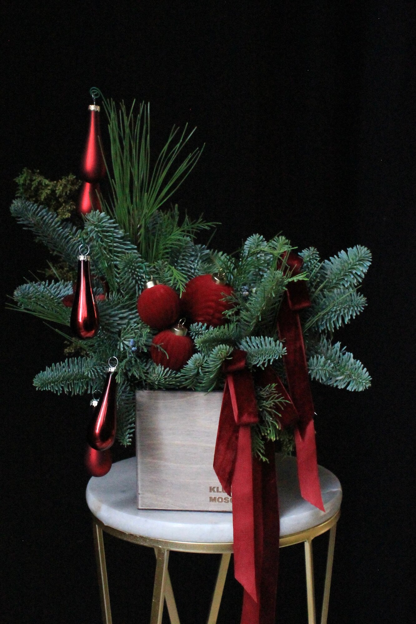 Композиция KLUMBA.MOSCOW, из живой хвои, в ящичке, с бархатными лентами