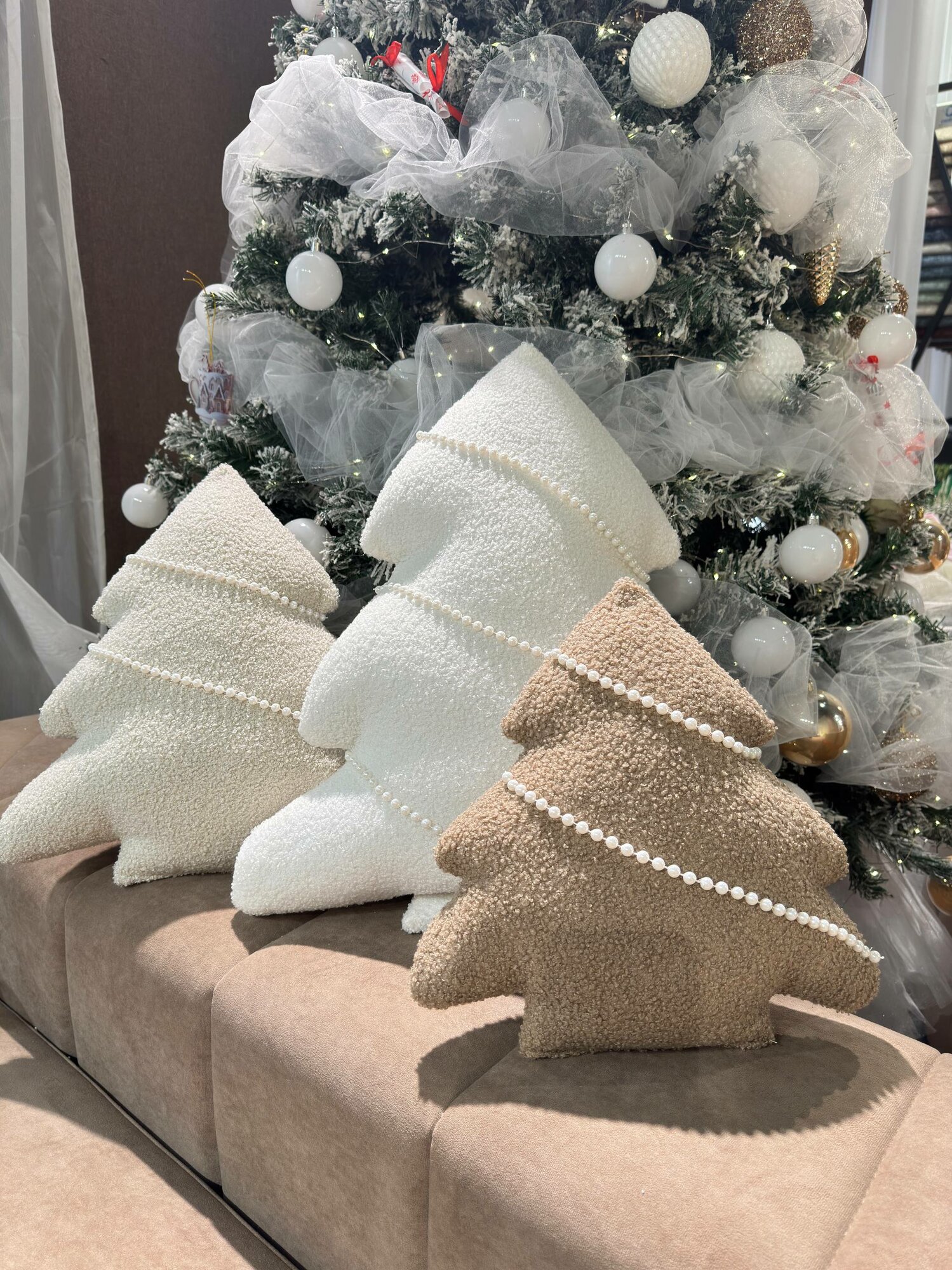 Набор декоративных подушек "Ёлочка", текстиль букле, с жемчужной гирляндой