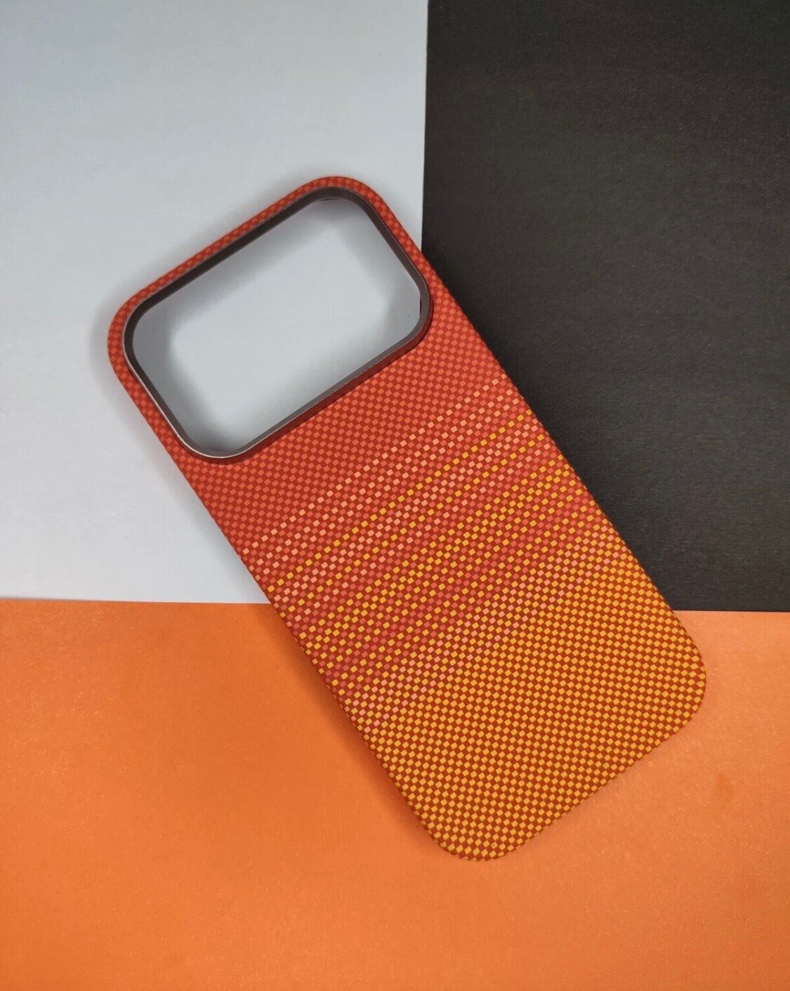 Защитный чехол с текстурой углеродного волокна для iPhone 17 Pro ударопрочная конструкция.