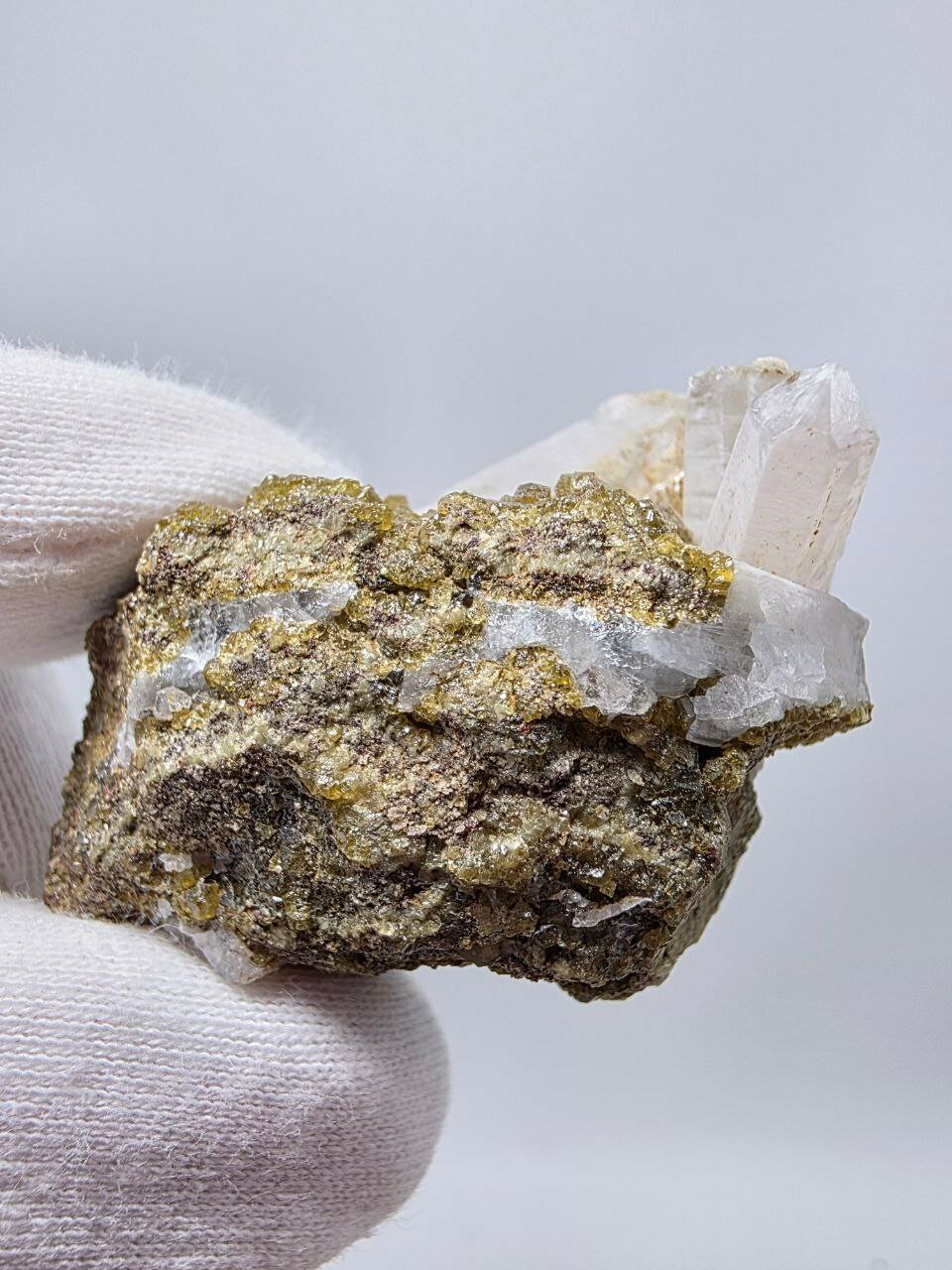 Гранат андрадит с кальцитом 57 мм, 62 г. — фото 1