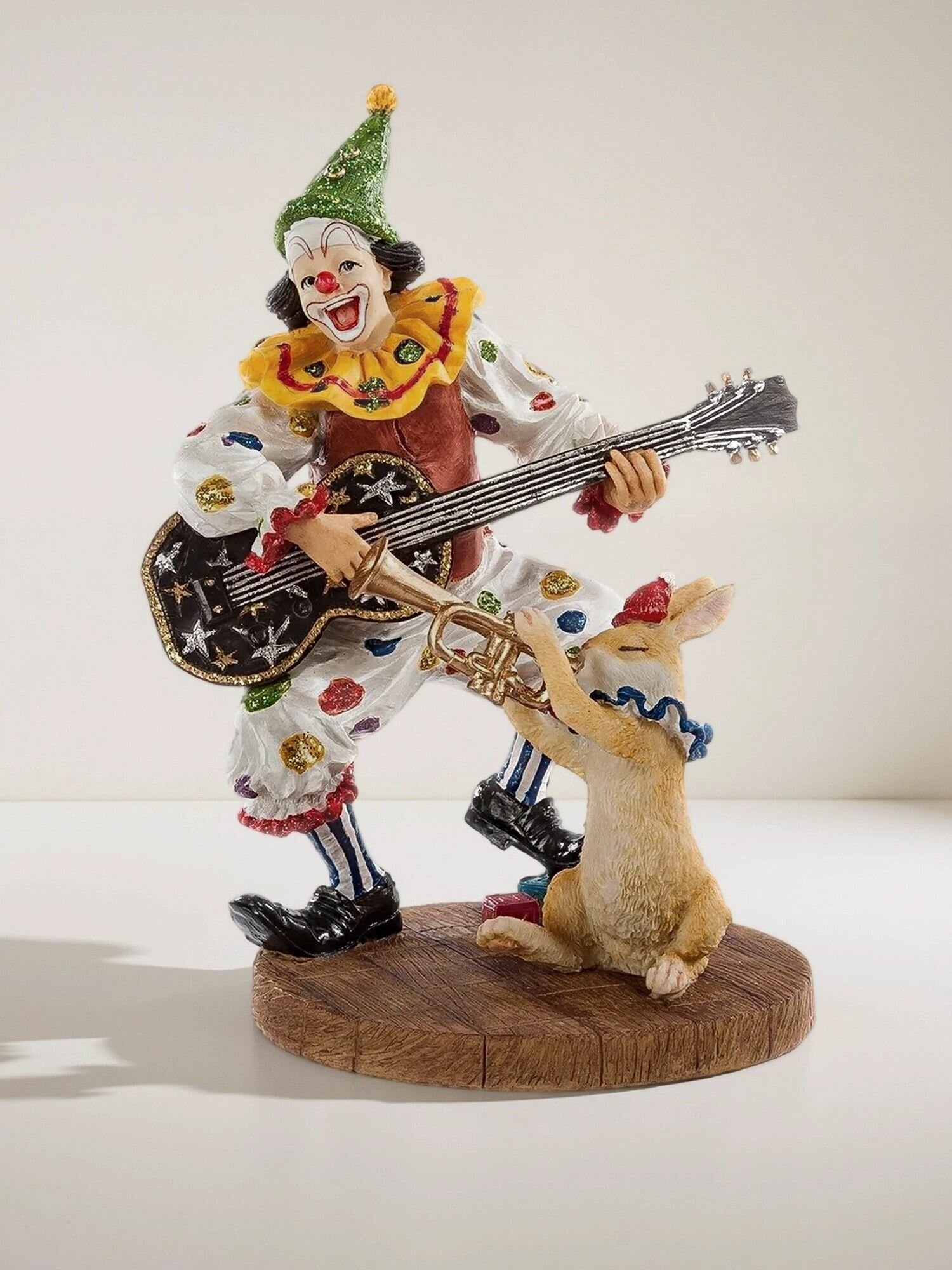 Статуэтка Клоун с гитарой, 12*9*15,5см, материал изготовления полистоун